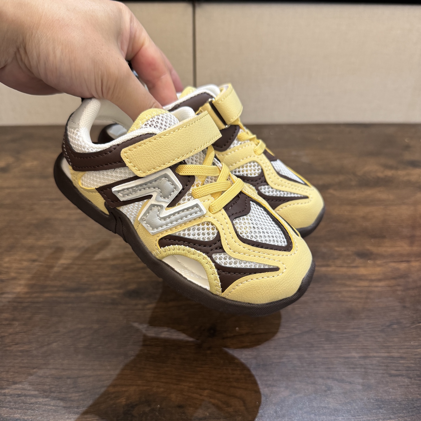 图片[6]-MIU MIU联名款魔术贴儿童沙滩凉鞋26-37码 🌟\”夏日必备！凉鞋的新魔法✨：踩沙不止乐趣，舒适度MAX !\” 🏖️想象一下，炎炎夏日，孩子们在金色沙滩上自由奔跑，每一步都留下快乐的脚印。-选品中心