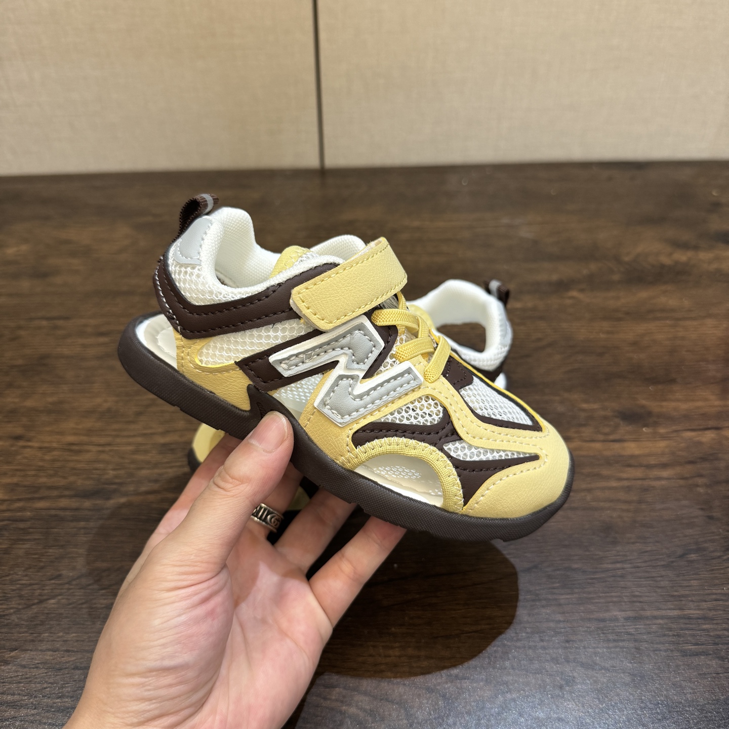 图片[4]-MIU MIU联名款魔术贴儿童沙滩凉鞋26-37码 🌟\”夏日必备！凉鞋的新魔法✨：踩沙不止乐趣，舒适度MAX !\” 🏖️想象一下，炎炎夏日，孩子们在金色沙滩上自由奔跑，每一步都留下快乐的脚印。-选品中心