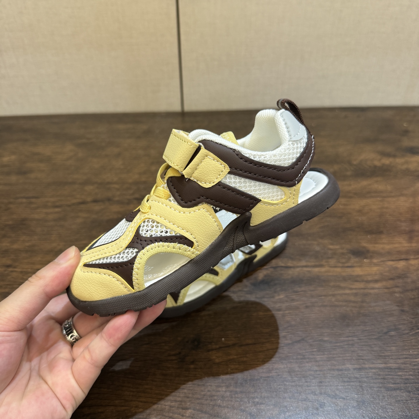 图片[5]-MIU MIU联名款魔术贴儿童沙滩凉鞋26-37码 🌟\”夏日必备！凉鞋的新魔法✨：踩沙不止乐趣，舒适度MAX !\” 🏖️想象一下，炎炎夏日，孩子们在金色沙滩上自由奔跑，每一步都留下快乐的脚印。-选品中心