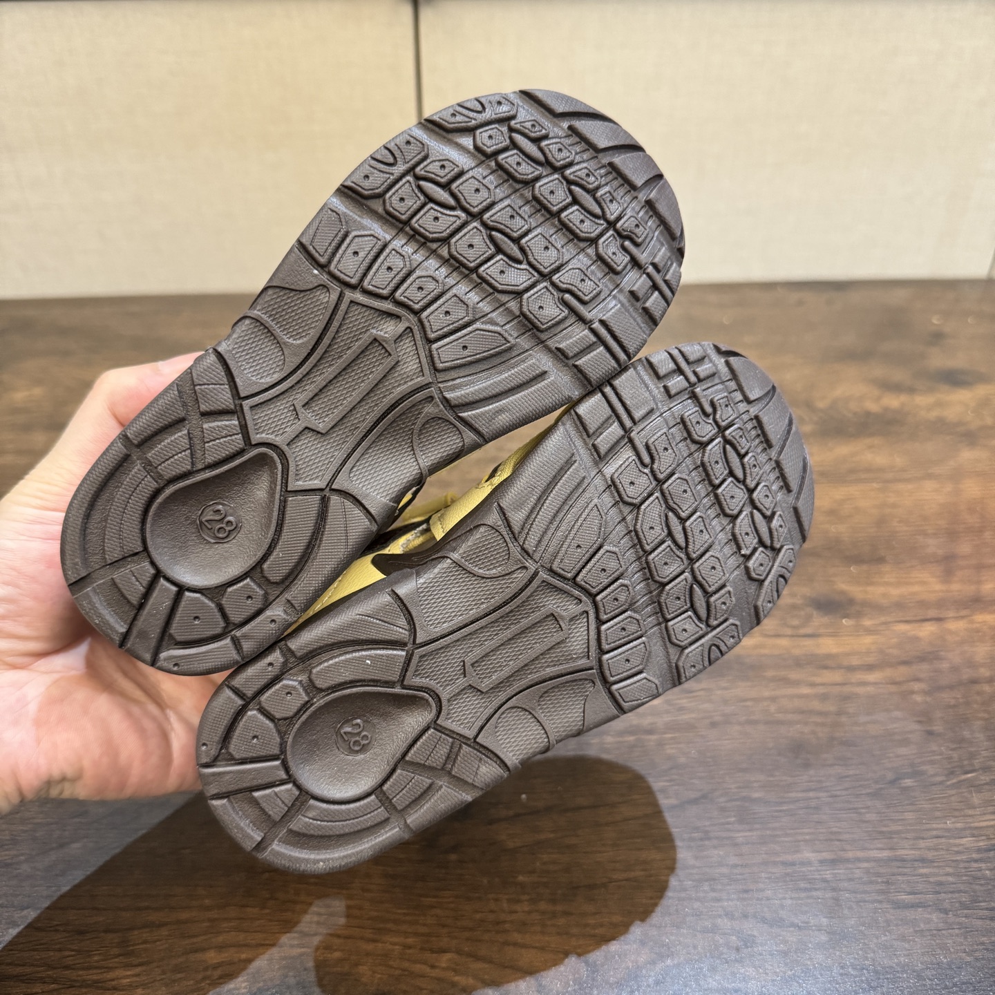 图片[7]-MIU MIU联名款魔术贴儿童沙滩凉鞋26-37码 🌟\”夏日必备！凉鞋的新魔法✨：踩沙不止乐趣，舒适度MAX !\” 🏖️想象一下，炎炎夏日，孩子们在金色沙滩上自由奔跑，每一步都留下快乐的脚印。-选品中心