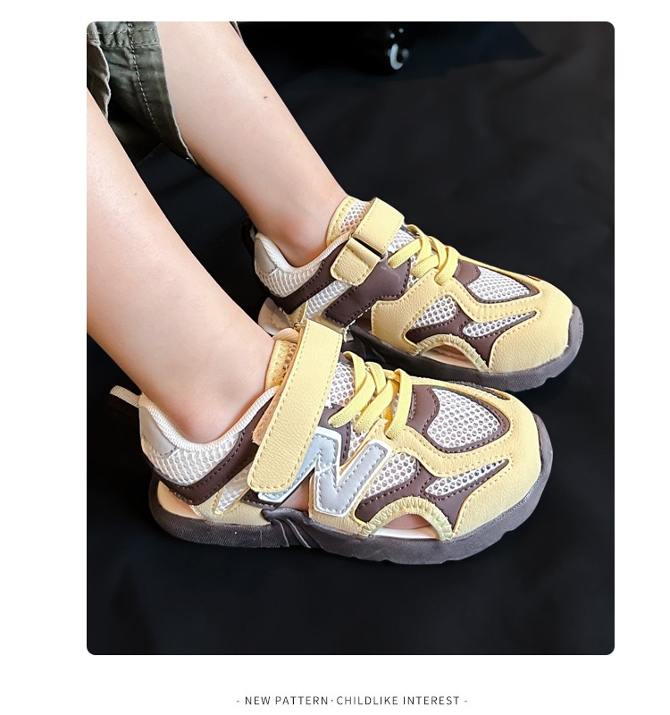 图片[9]-🔗 MIU MIU联名款 魔术贴松紧带儿童溯溪软底儿童沙滩凉鞋透气网孔 🦶尺码：26-37码 🌟\”夏日必备！凉鞋的新魔法✨：踩沙不止乐趣，舒适度MAX !\”👣 🏖️想象一下，炎炎夏日，孩子们在金色沙滩上自由奔跑，每一步都留下快乐的脚印。-选品中心