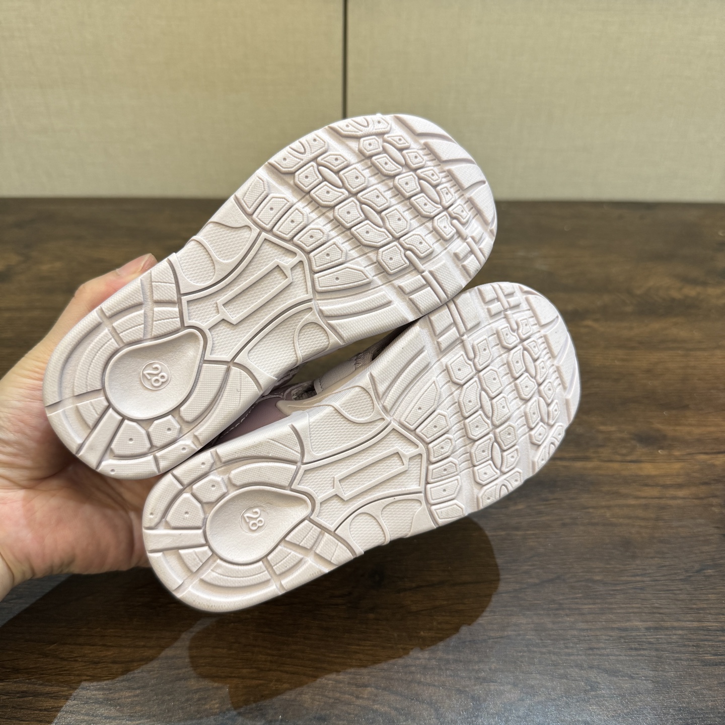 图片[7]-🔗 MIU MIU联名款 魔术贴松紧带儿童溯溪软底儿童沙滩凉鞋透气网孔 🦶尺码：26-37码 🌟\”夏日必备！凉鞋的新魔法✨：踩沙不止乐趣，舒适度MAX !\”👣 🏖️想象一下，炎炎夏日，孩子们在金色沙滩上自由奔跑，每一步都留下快乐的脚印。-选品中心