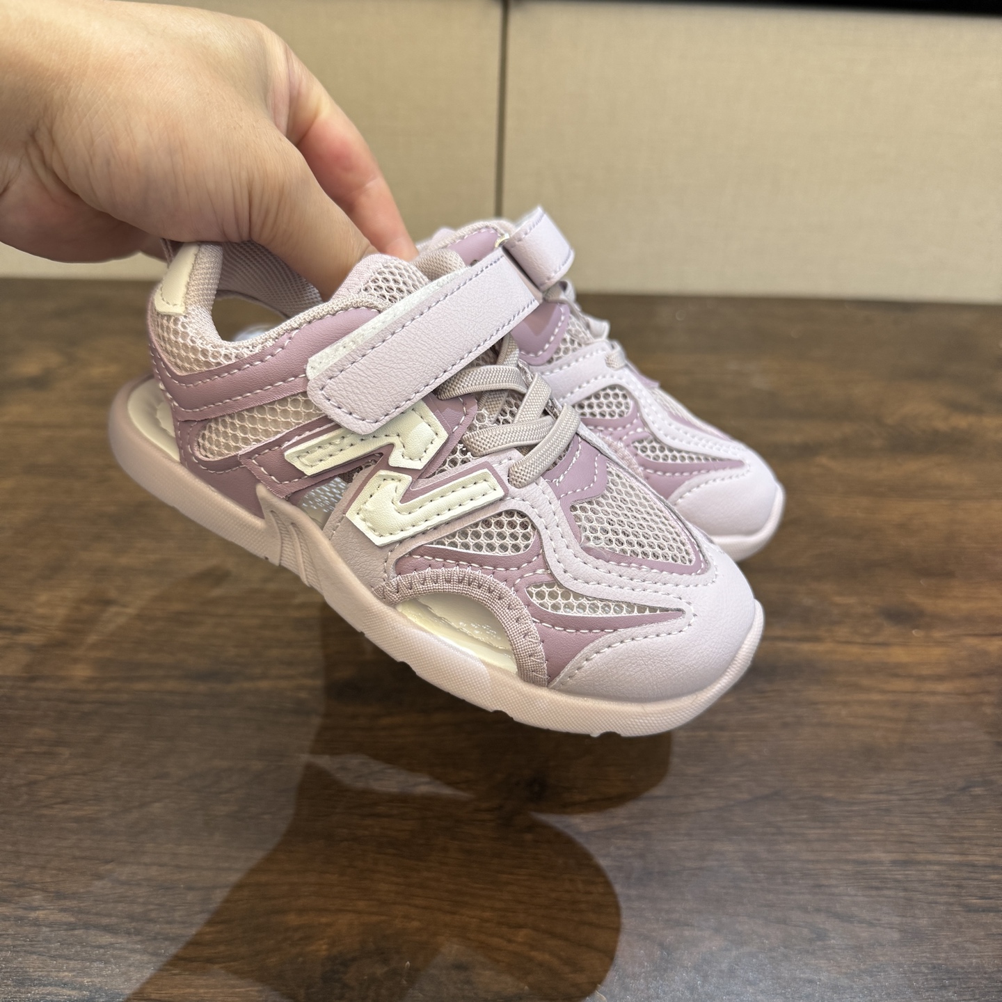 图片[6]-🔗 MIU MIU联名款 魔术贴松紧带儿童溯溪软底儿童沙滩凉鞋透气网孔 🦶尺码：26-37码 🌟\”夏日必备！凉鞋的新魔法✨：踩沙不止乐趣，舒适度MAX !\”👣 🏖️想象一下，炎炎夏日，孩子们在金色沙滩上自由奔跑，每一步都留下快乐的脚印。-选品中心