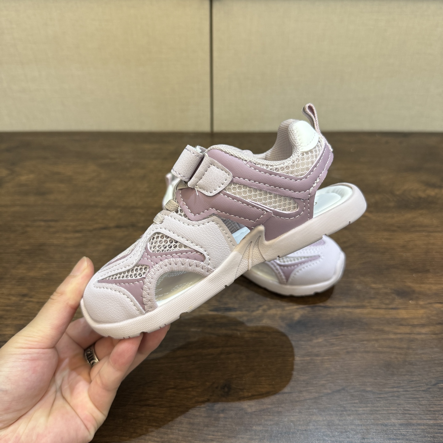 图片[5]-🔗 MIU MIU联名款 魔术贴松紧带儿童溯溪软底儿童沙滩凉鞋透气网孔 🦶尺码：26-37码 🌟\”夏日必备！凉鞋的新魔法✨：踩沙不止乐趣，舒适度MAX !\”👣 🏖️想象一下，炎炎夏日，孩子们在金色沙滩上自由奔跑，每一步都留下快乐的脚印。-选品中心