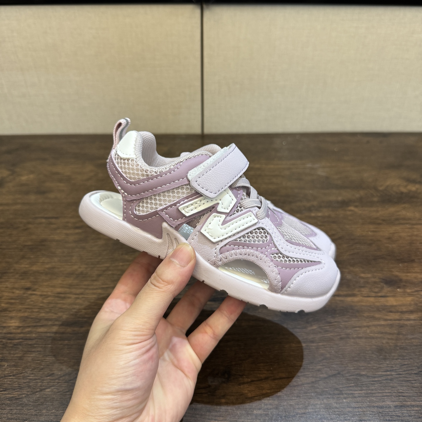 图片[4]-🔗 MIU MIU联名款 魔术贴松紧带儿童溯溪软底儿童沙滩凉鞋透气网孔 🦶尺码：26-37码 🌟\”夏日必备！凉鞋的新魔法✨：踩沙不止乐趣，舒适度MAX !\”👣 🏖️想象一下，炎炎夏日，孩子们在金色沙滩上自由奔跑，每一步都留下快乐的脚印。-选品中心