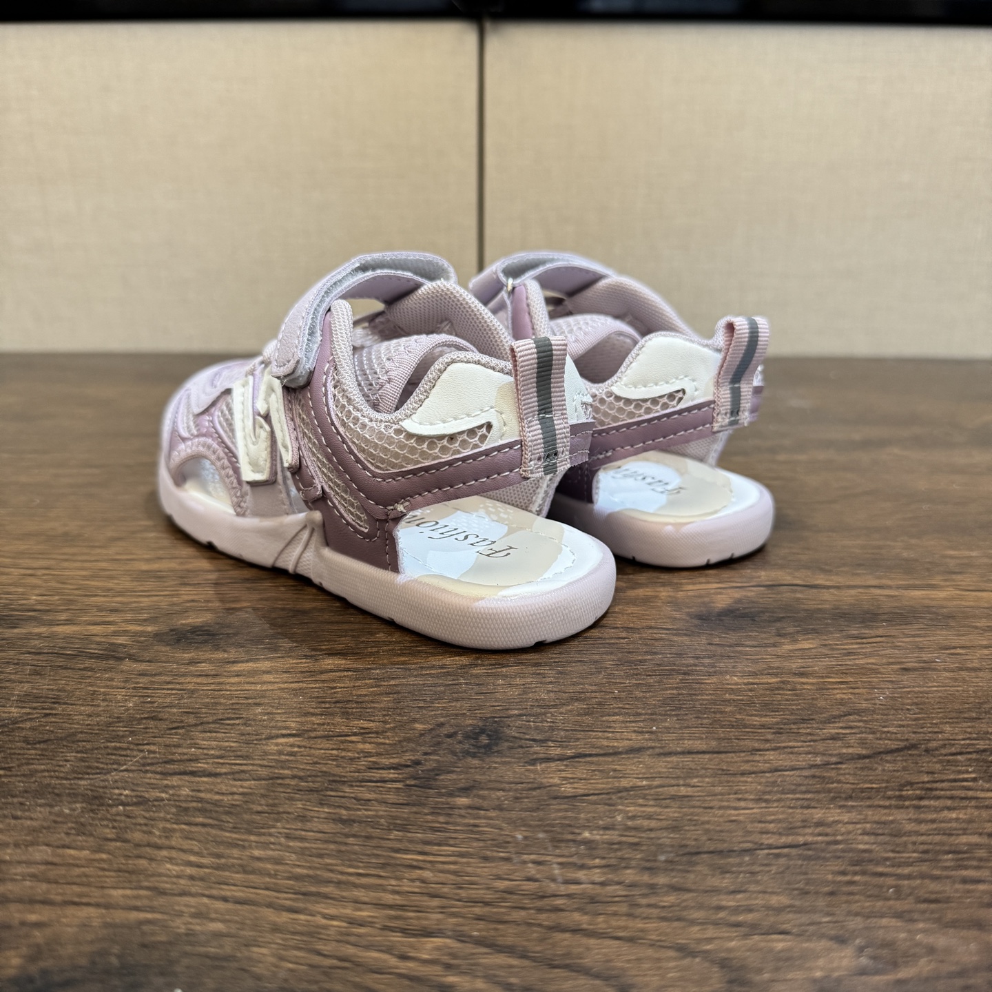 图片[3]-🔗 MIU MIU联名款 魔术贴松紧带儿童溯溪软底儿童沙滩凉鞋透气网孔 🦶尺码：26-37码 🌟\”夏日必备！凉鞋的新魔法✨：踩沙不止乐趣，舒适度MAX !\”👣 🏖️想象一下，炎炎夏日，孩子们在金色沙滩上自由奔跑，每一步都留下快乐的脚印。-选品中心