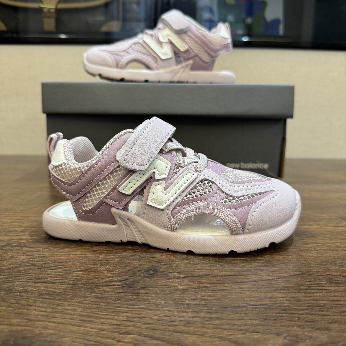 图片[8]-🔗 MIU MIU联名款 魔术贴松紧带儿童溯溪软底儿童沙滩凉鞋透气网孔 🦶尺码：26-37码 🌟\”夏日必备！凉鞋的新魔法✨：踩沙不止乐趣，舒适度MAX !\”👣 🏖️想象一下，炎炎夏日，孩子们在金色沙滩上自由奔跑，每一步都留下快乐的脚印。-选品中心