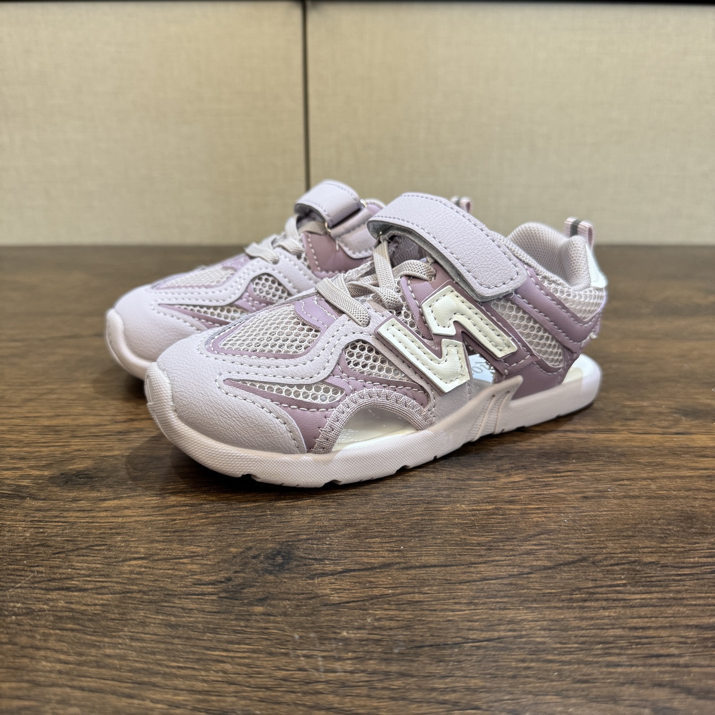 图片[2]-🔗 MIU MIU联名款 魔术贴松紧带儿童溯溪软底儿童沙滩凉鞋透气网孔 🦶尺码：26-37码 🌟\”夏日必备！凉鞋的新魔法✨：踩沙不止乐趣，舒适度MAX !\”👣 🏖️想象一下，炎炎夏日，孩子们在金色沙滩上自由奔跑，每一步都留下快乐的脚印。-选品中心