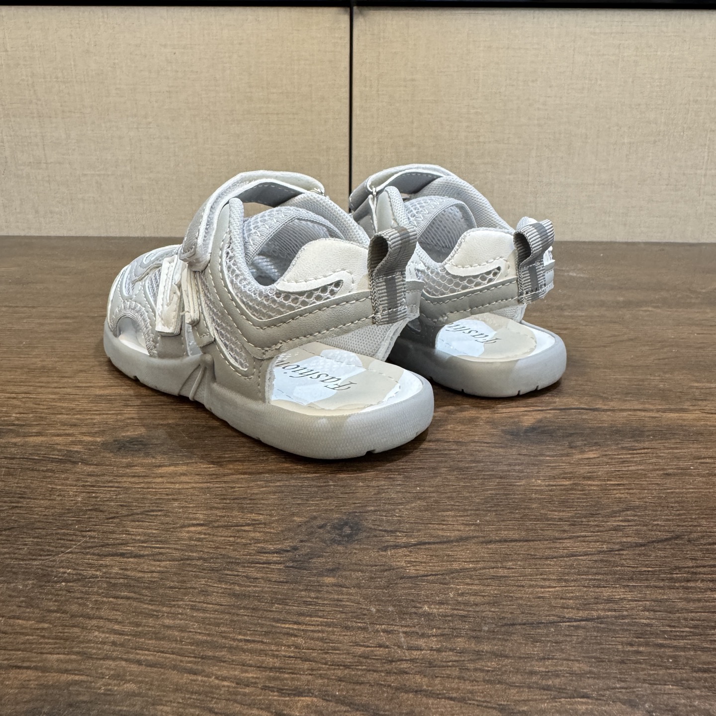 图片[3]-🔗 MIU MIU联名款 魔术贴松紧带儿童溯溪软底儿童沙滩凉鞋透气网孔 🦶尺码：26-37码 🌟\”夏日必备！凉鞋的新魔法✨：踩沙不止乐趣，舒适度MAX !\”👣 🏖️想象一下，炎炎夏日，孩子们在金色沙滩上自由奔跑，每一步都留下快乐的脚印。-选品中心