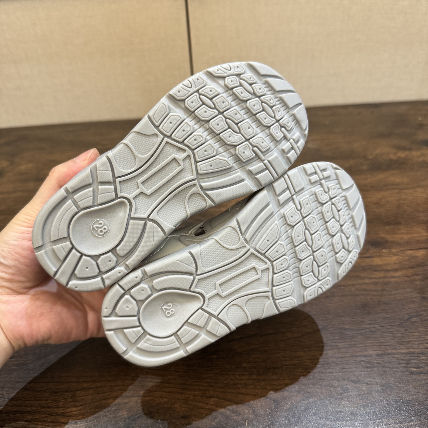 图片[7]-🔗 MIU MIU联名款 魔术贴松紧带儿童溯溪软底儿童沙滩凉鞋透气网孔 🦶尺码：26-37码 🌟\”夏日必备！凉鞋的新魔法✨：踩沙不止乐趣，舒适度MAX !\”👣 🏖️想象一下，炎炎夏日，孩子们在金色沙滩上自由奔跑，每一步都留下快乐的脚印。-选品中心