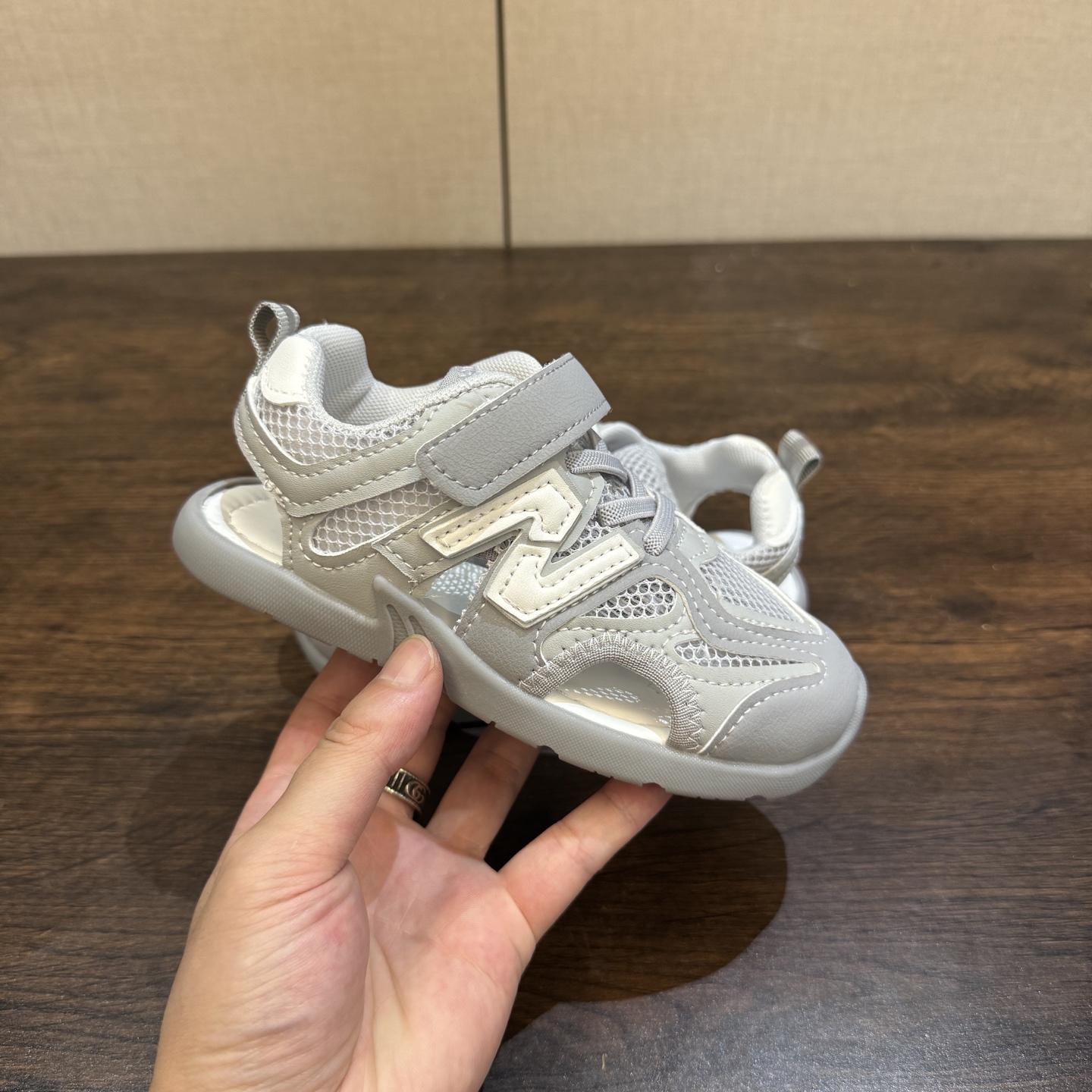 图片[4]-🔗 MIU MIU联名款 魔术贴松紧带儿童溯溪软底儿童沙滩凉鞋透气网孔 🦶尺码：26-37码 🌟\”夏日必备！凉鞋的新魔法✨：踩沙不止乐趣，舒适度MAX !\”👣 🏖️想象一下，炎炎夏日，孩子们在金色沙滩上自由奔跑，每一步都留下快乐的脚印。-选品中心