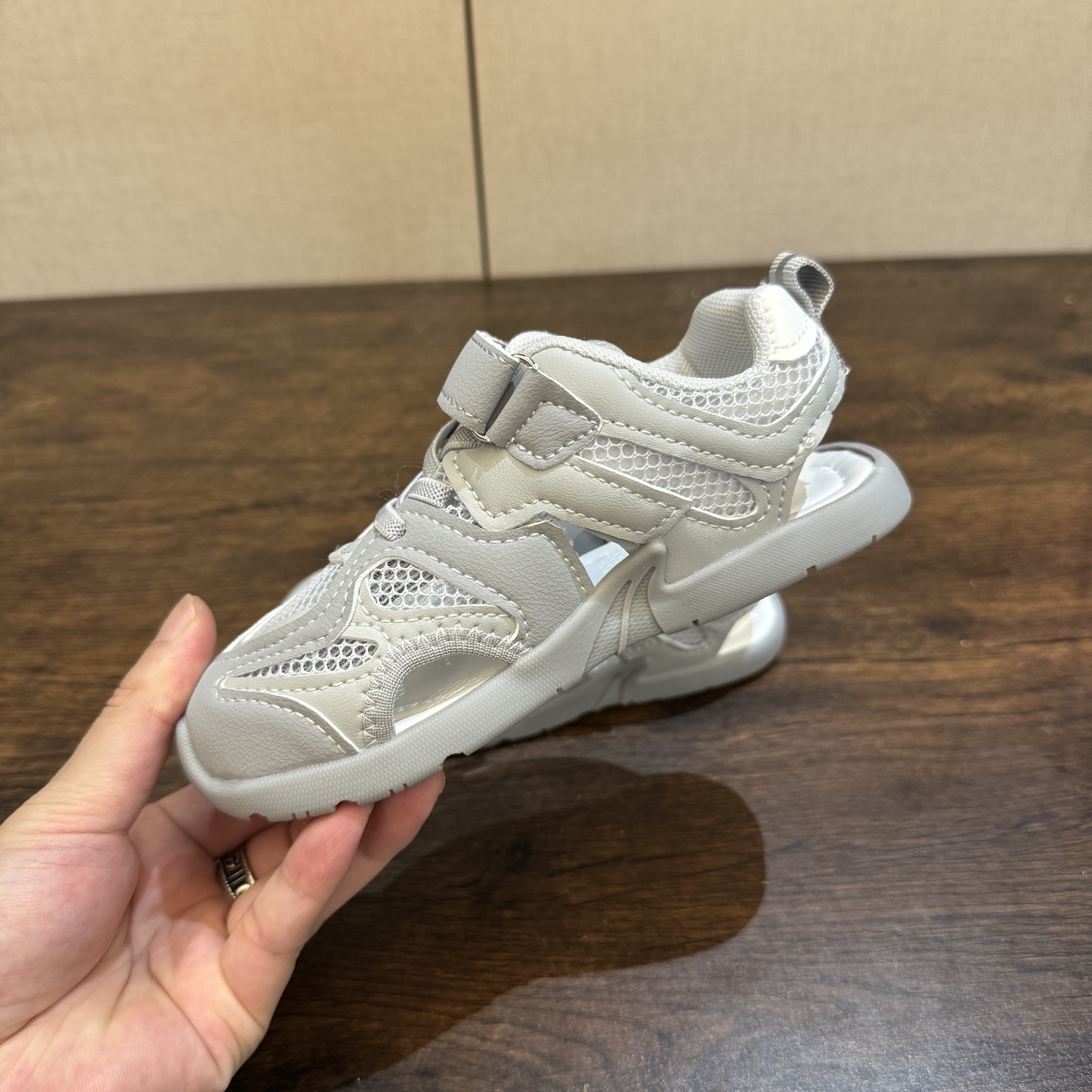 图片[5]-🔗 MIU MIU联名款 魔术贴松紧带儿童溯溪软底儿童沙滩凉鞋透气网孔 🦶尺码：26-37码 🌟\”夏日必备！凉鞋的新魔法✨：踩沙不止乐趣，舒适度MAX !\”👣 🏖️想象一下，炎炎夏日，孩子们在金色沙滩上自由奔跑，每一步都留下快乐的脚印。-选品中心