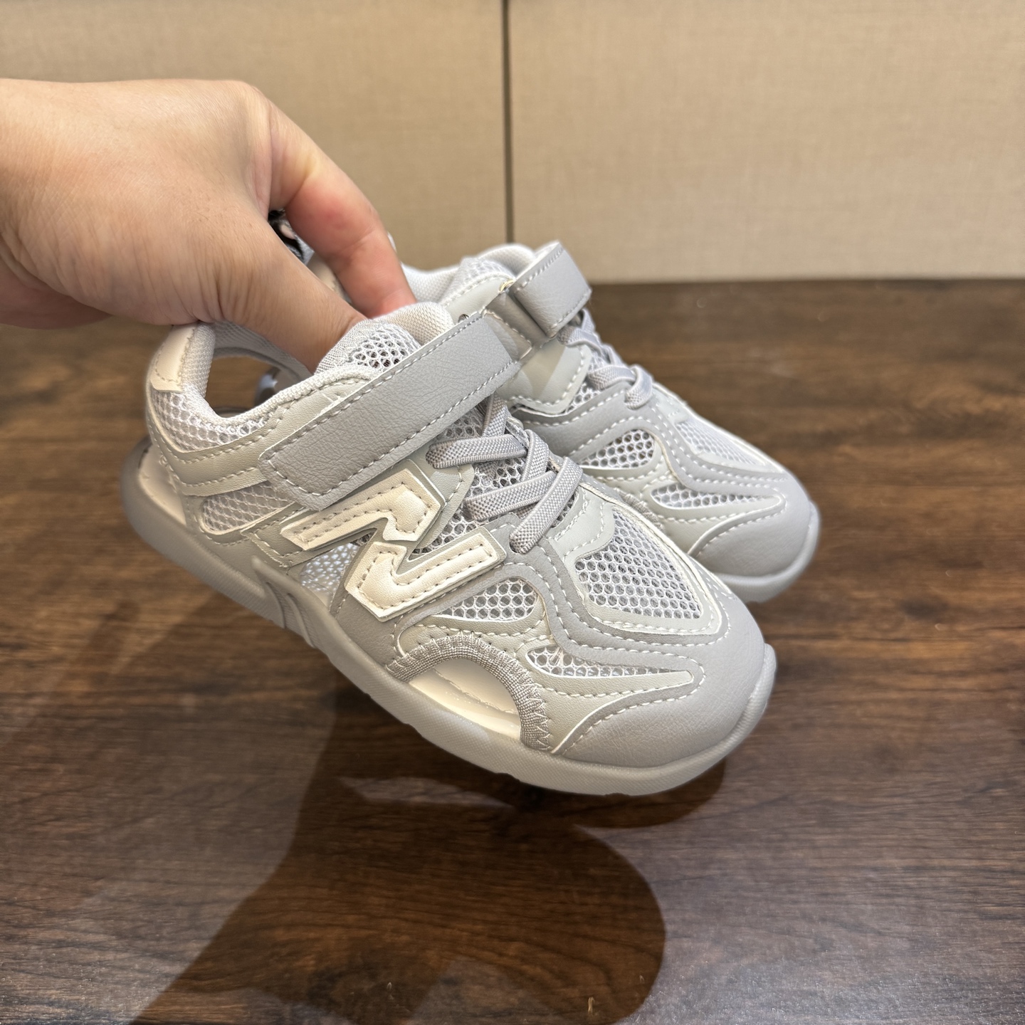 图片[6]-🔗 MIU MIU联名款 魔术贴松紧带儿童溯溪软底儿童沙滩凉鞋透气网孔 🦶尺码：26-37码 🌟\”夏日必备！凉鞋的新魔法✨：踩沙不止乐趣，舒适度MAX !\”👣 🏖️想象一下，炎炎夏日，孩子们在金色沙滩上自由奔跑，每一步都留下快乐的脚印。-选品中心