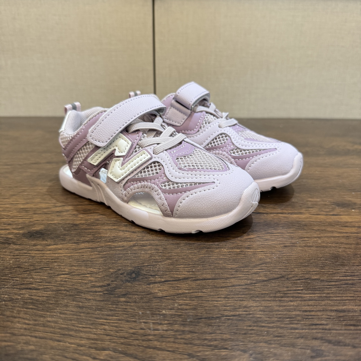 🔗 MIU MIU联名款 魔术贴松紧带儿童溯溪软底儿童沙滩凉鞋透气网孔 🦶尺码：26-37码 🌟\