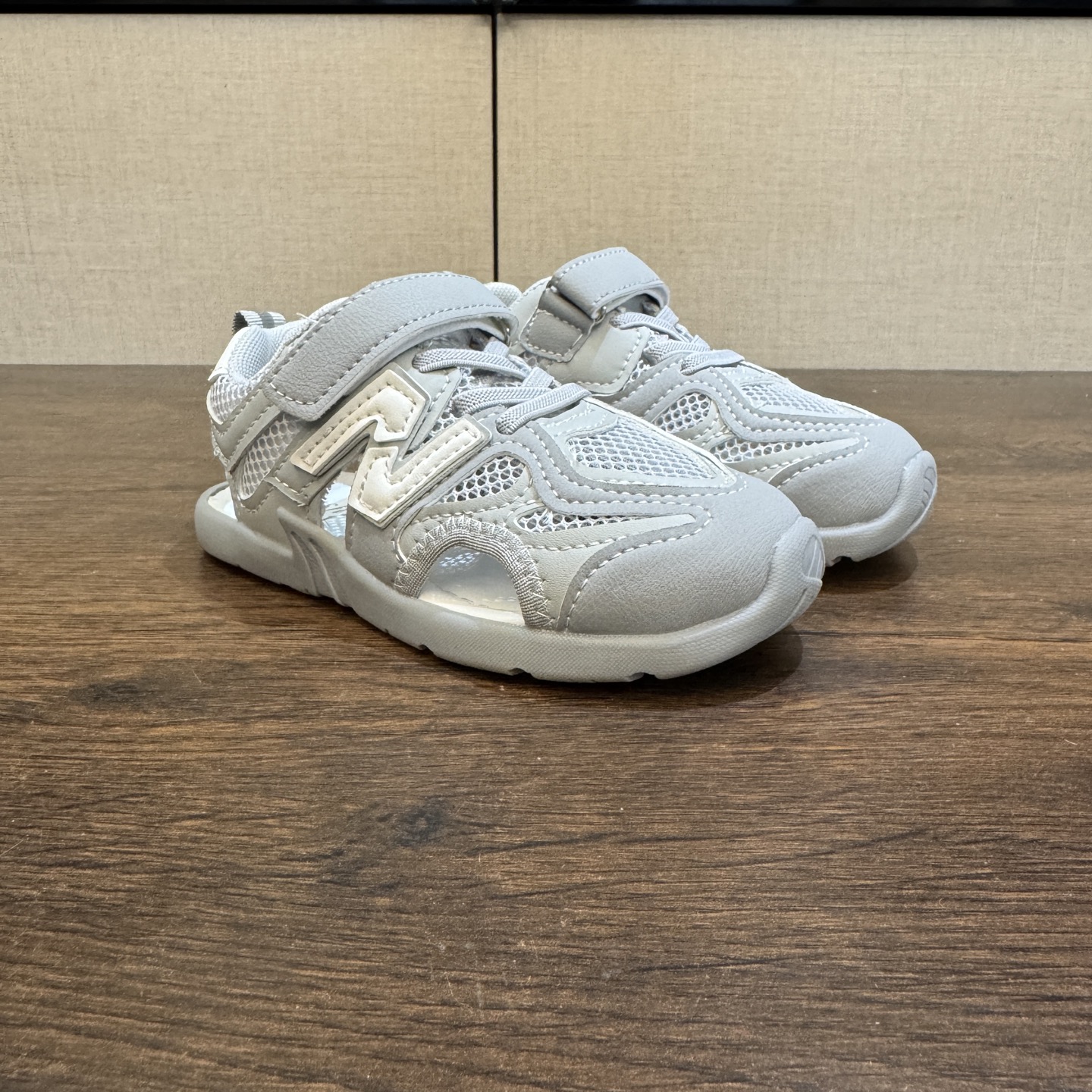 🔗 MIU MIU联名款 魔术贴松紧带儿童溯溪软底儿童沙滩凉鞋透气网孔 🦶尺码：26-37码 🌟\”夏日必备！凉鞋的新魔法✨：踩沙不止乐趣，舒适度MAX !\”👣 🏖️想象一下，炎炎夏日，孩子们在金色沙滩上自由奔跑，每一步都留下快乐的脚印。-选品中心