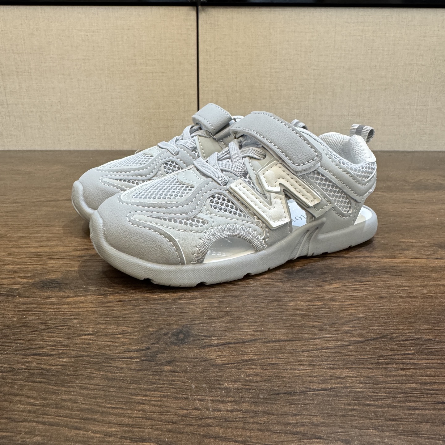 图片[2]-🔗 MIU MIU联名款 魔术贴松紧带儿童溯溪软底儿童沙滩凉鞋透气网孔 🦶尺码：26-37码 🌟\”夏日必备！凉鞋的新魔法✨：踩沙不止乐趣，舒适度MAX !\”👣 🏖️想象一下，炎炎夏日，孩子们在金色沙滩上自由奔跑，每一步都留下快乐的脚印。-选品中心