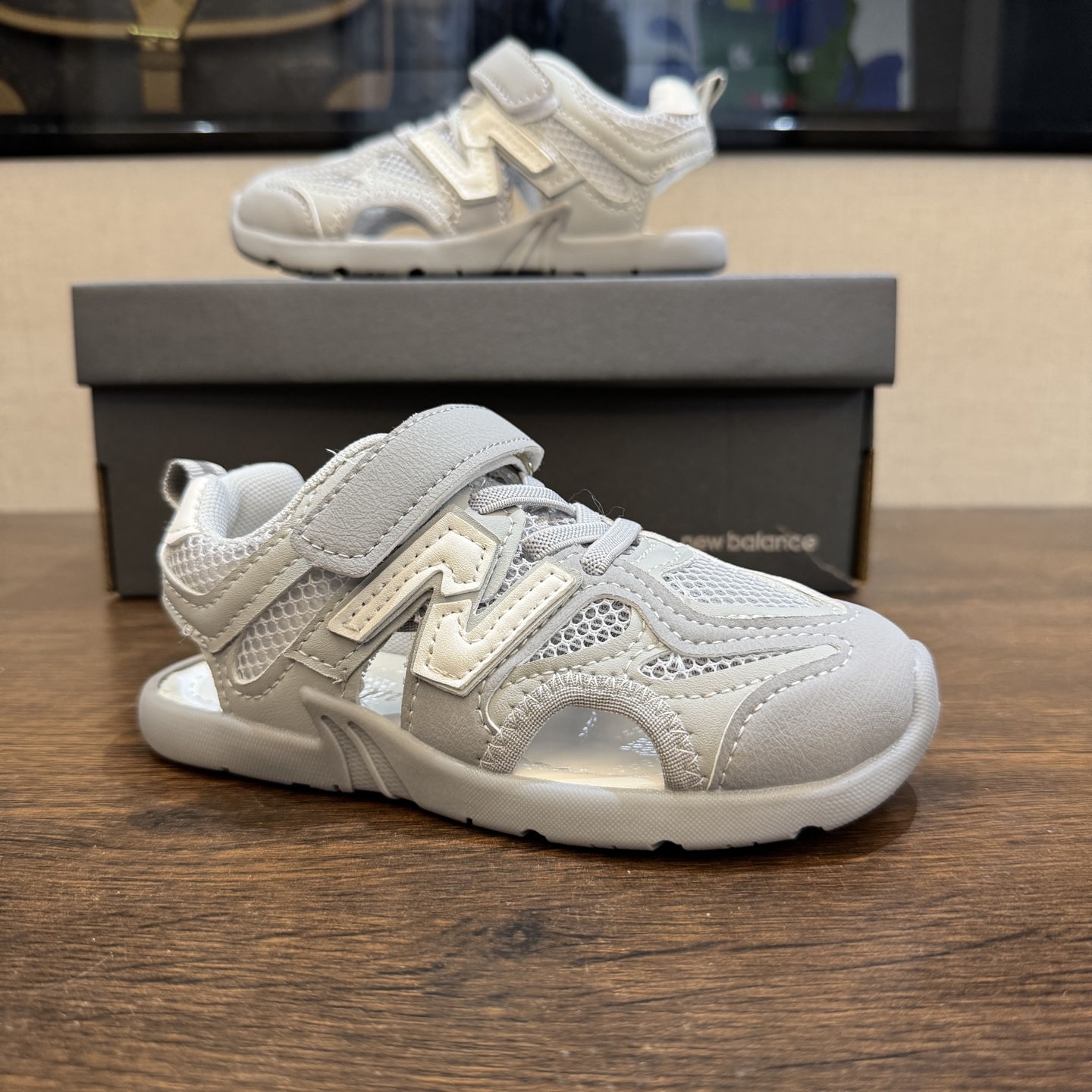 图片[8]-🔗 MIU MIU联名款 魔术贴松紧带儿童溯溪软底儿童沙滩凉鞋透气网孔 🦶尺码：26-37码 🌟\”夏日必备！凉鞋的新魔法✨：踩沙不止乐趣，舒适度MAX !\”👣 🏖️想象一下，炎炎夏日，孩子们在金色沙滩上自由奔跑，每一步都留下快乐的脚印。-选品中心