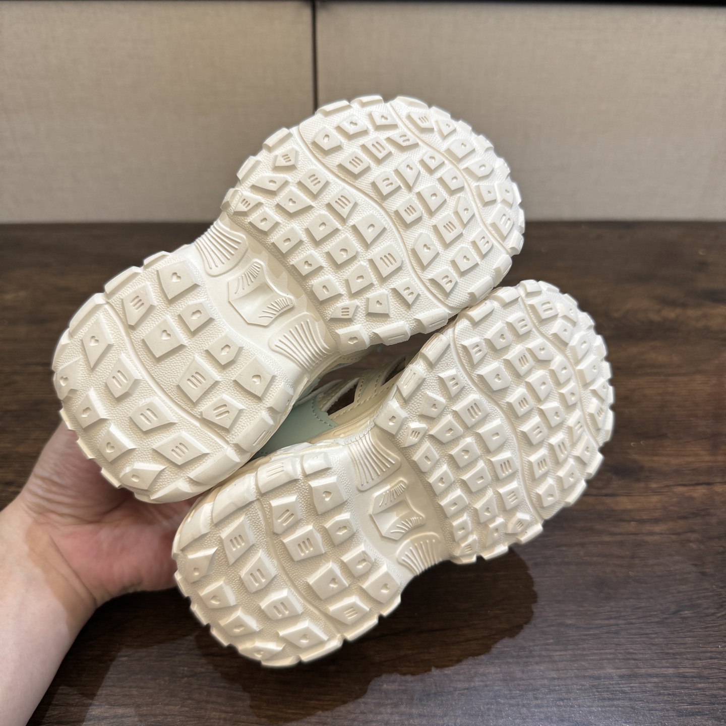 图片[7]-AD夏季新款轮胎底26-37 透气防滑镂空沙滩鞋 颜值高 穿脱便捷 值得推荐的一款👍-选品中心