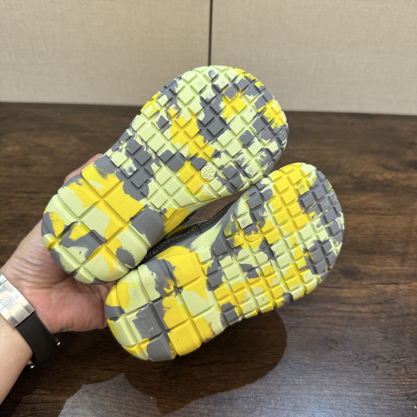 图片[8]-Keen 科恩新款童鞋26-37 (旋钮扣） 锯齿纹橡胶大底抓地力强，无论是在潮湿的岩石上，还是在泥泞的小道上，都能提供稳定的支撑，确保行走安全-选品中心