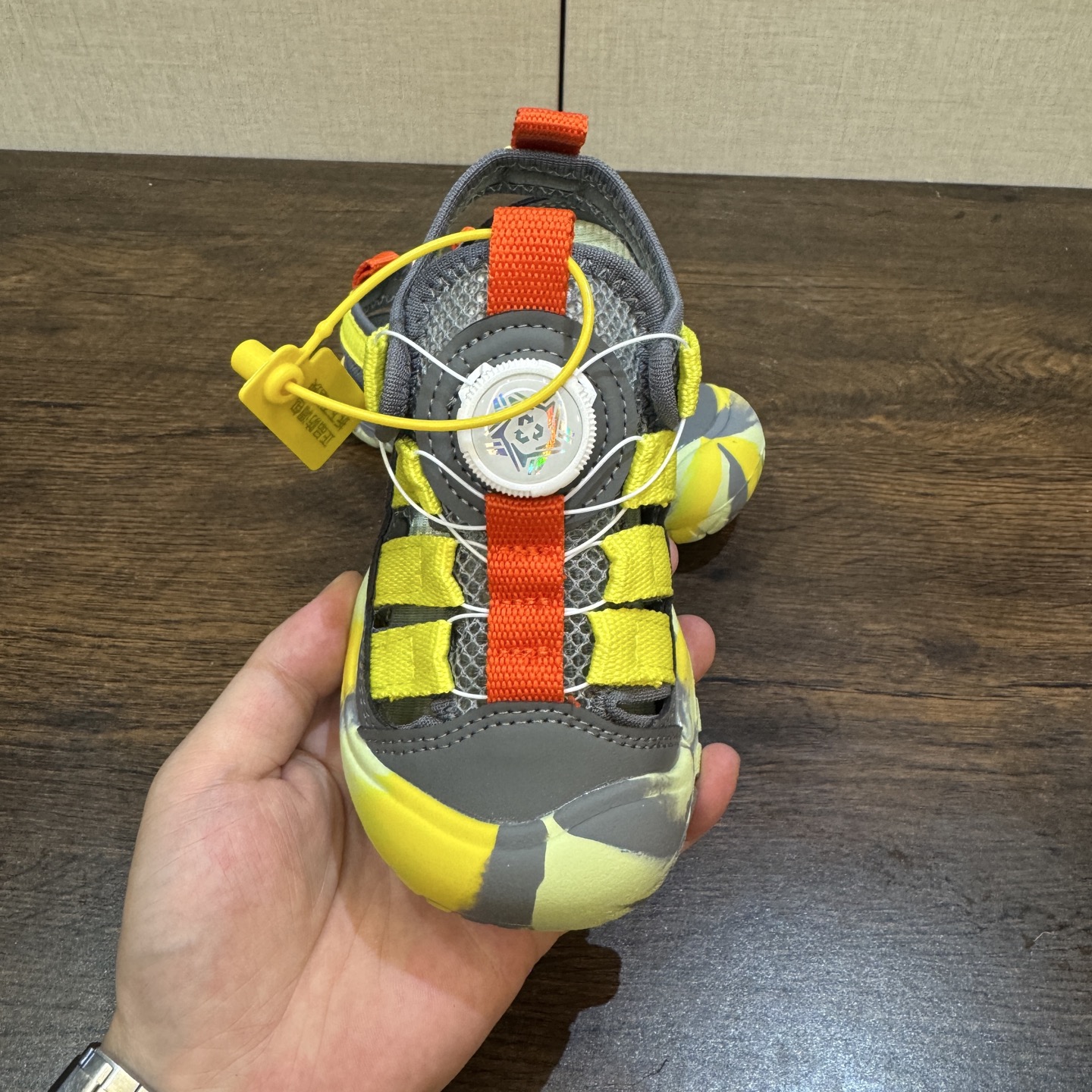 图片[5]-Keen 科恩新款童鞋26-37 (旋钮扣） 锯齿纹橡胶大底抓地力强，无论是在潮湿的岩石上，还是在泥泞的小道上，都能提供稳定的支撑，确保行走安全-选品中心