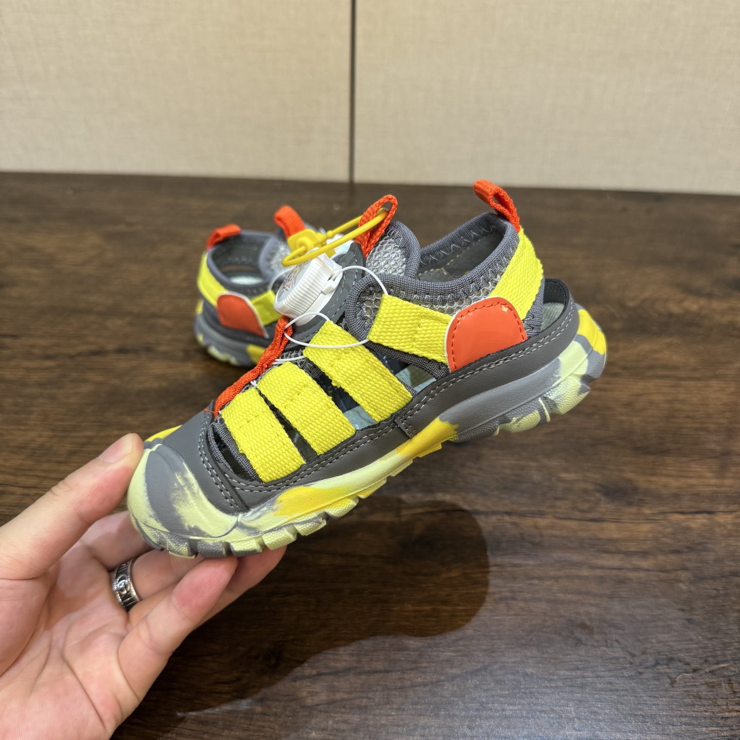 图片[6]-Keen 科恩新款童鞋26-37 (旋钮扣） 锯齿纹橡胶大底抓地力强，无论是在潮湿的岩石上，还是在泥泞的小道上，都能提供稳定的支撑，确保行走安全-选品中心