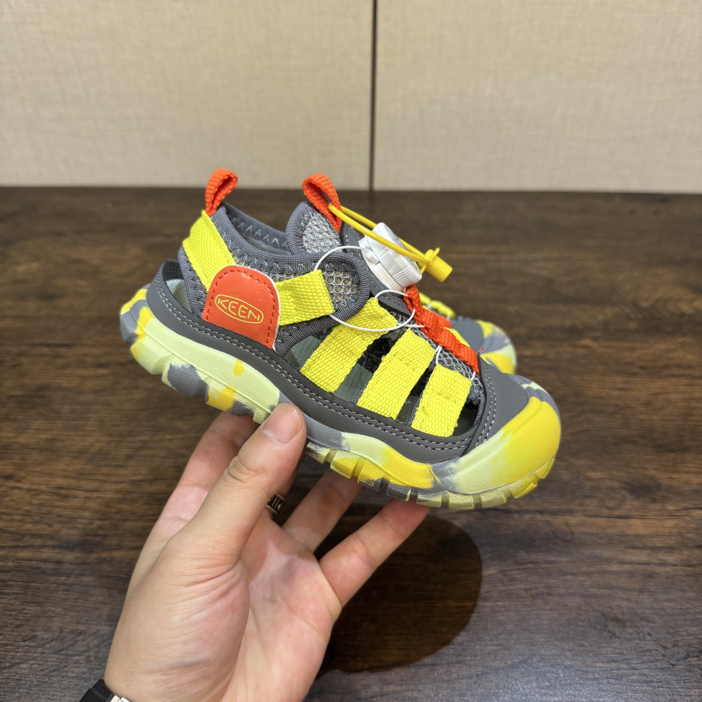 图片[4]-Keen 科恩新款童鞋26-37 (旋钮扣） 锯齿纹橡胶大底抓地力强，无论是在潮湿的岩石上，还是在泥泞的小道上，都能提供稳定的支撑，确保行走安全-选品中心