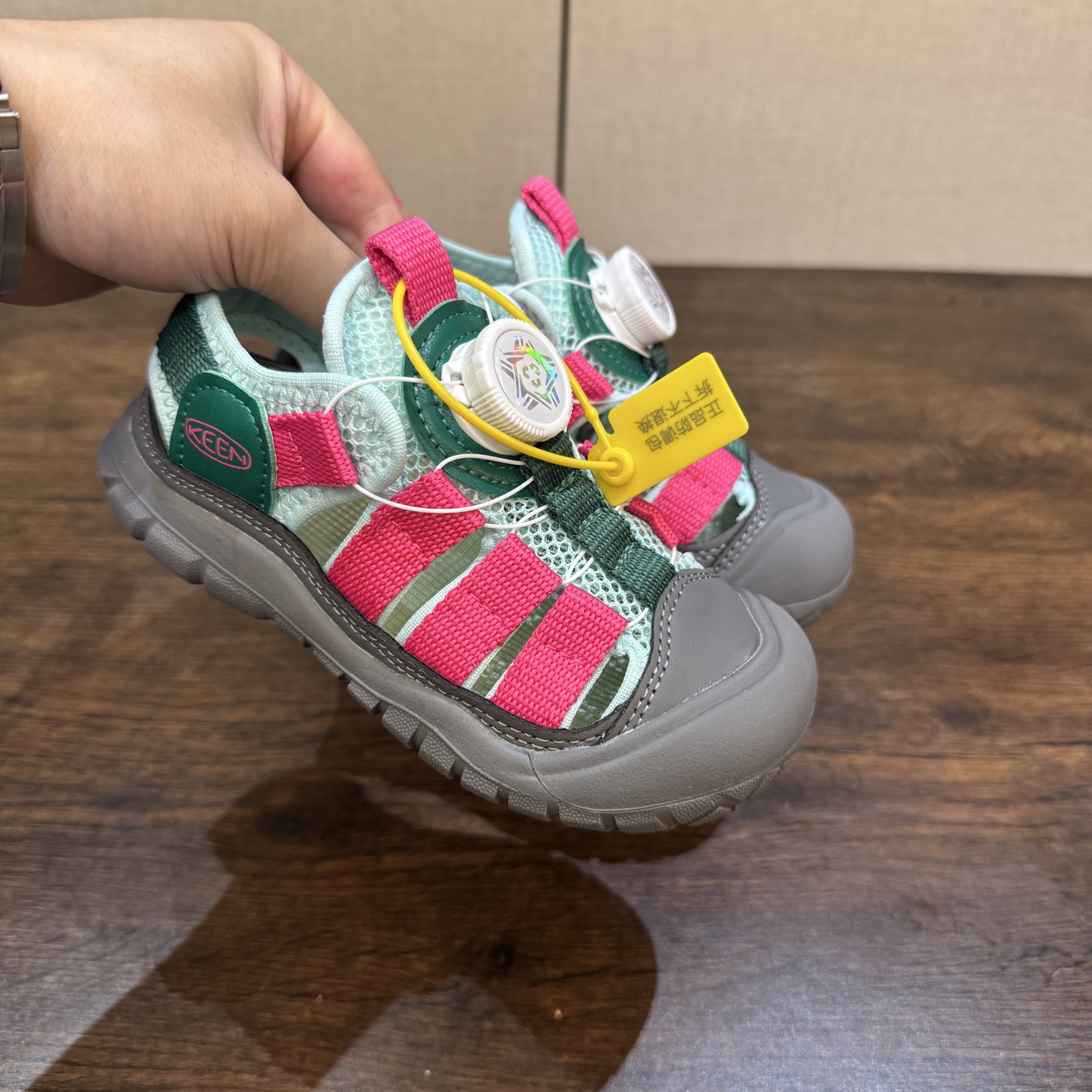 图片[7]-Keen 科恩新款童鞋26-37 (旋钮扣） 锯齿纹橡胶大底抓地力强，无论是在潮湿的岩石上，还是在泥泞的小道上，都能提供稳定的支撑，确保行走安全-选品中心