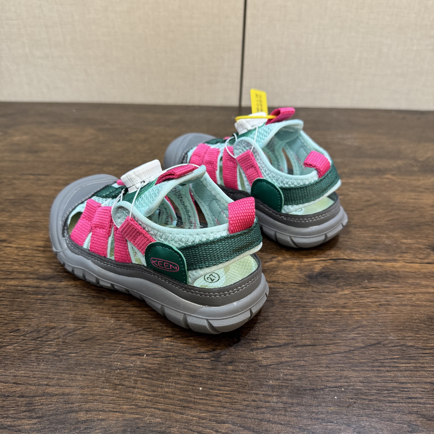 图片[3]-Keen 科恩新款童鞋26-37 (旋钮扣） 锯齿纹橡胶大底抓地力强，无论是在潮湿的岩石上，还是在泥泞的小道上，都能提供稳定的支撑，确保行走安全-选品中心