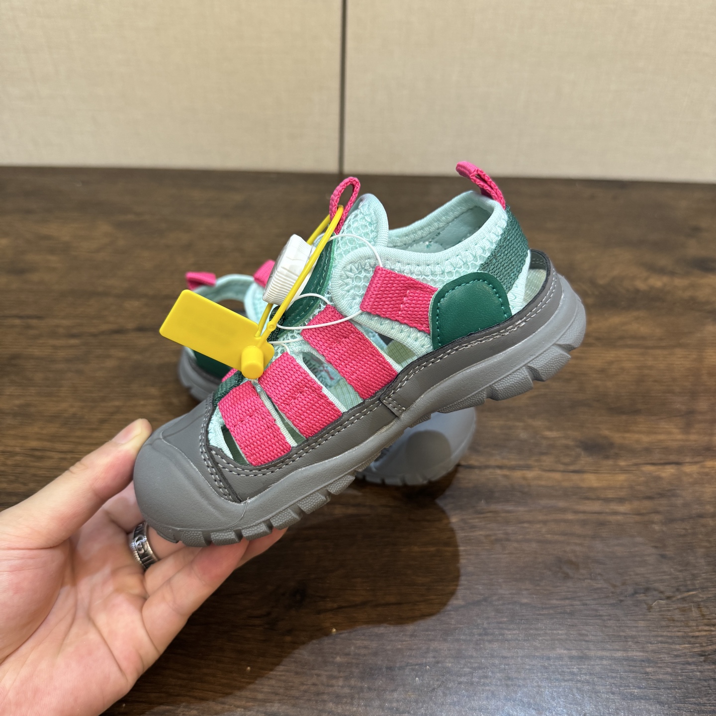 图片[6]-Keen 科恩新款童鞋26-37 (旋钮扣） 锯齿纹橡胶大底抓地力强，无论是在潮湿的岩石上，还是在泥泞的小道上，都能提供稳定的支撑，确保行走安全-选品中心