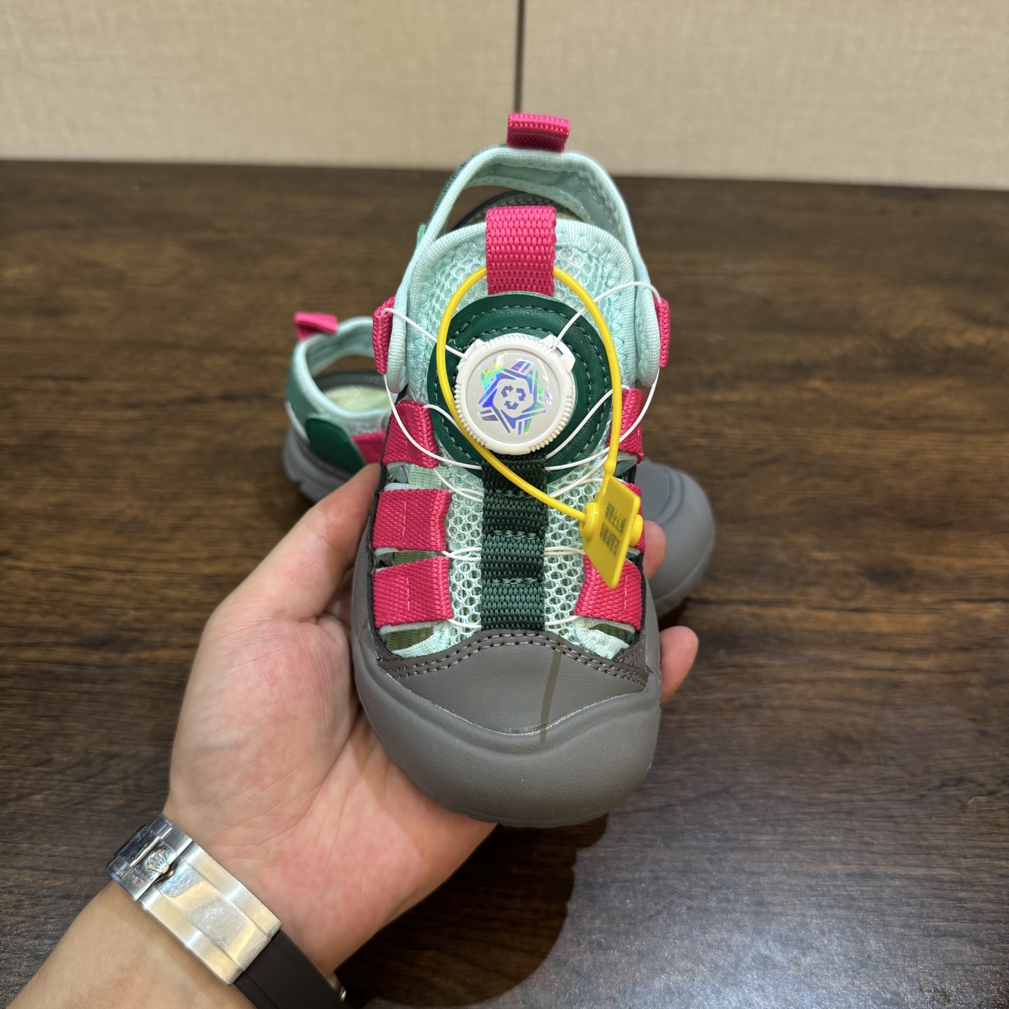 图片[5]-Keen 科恩新款童鞋26-37 (旋钮扣） 锯齿纹橡胶大底抓地力强，无论是在潮湿的岩石上，还是在泥泞的小道上，都能提供稳定的支撑，确保行走安全-选品中心