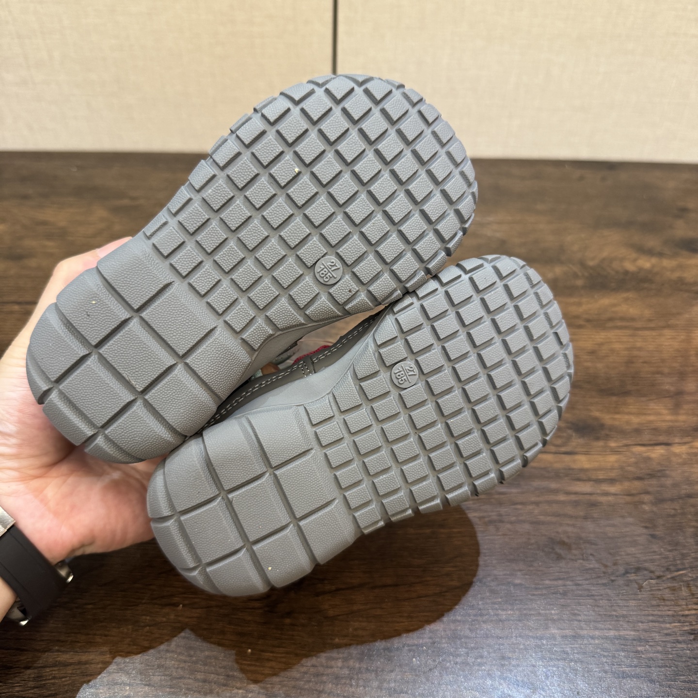 图片[8]-Keen 科恩新款童鞋26-37 (旋钮扣） 锯齿纹橡胶大底抓地力强，无论是在潮湿的岩石上，还是在泥泞的小道上，都能提供稳定的支撑，确保行走安全-选品中心