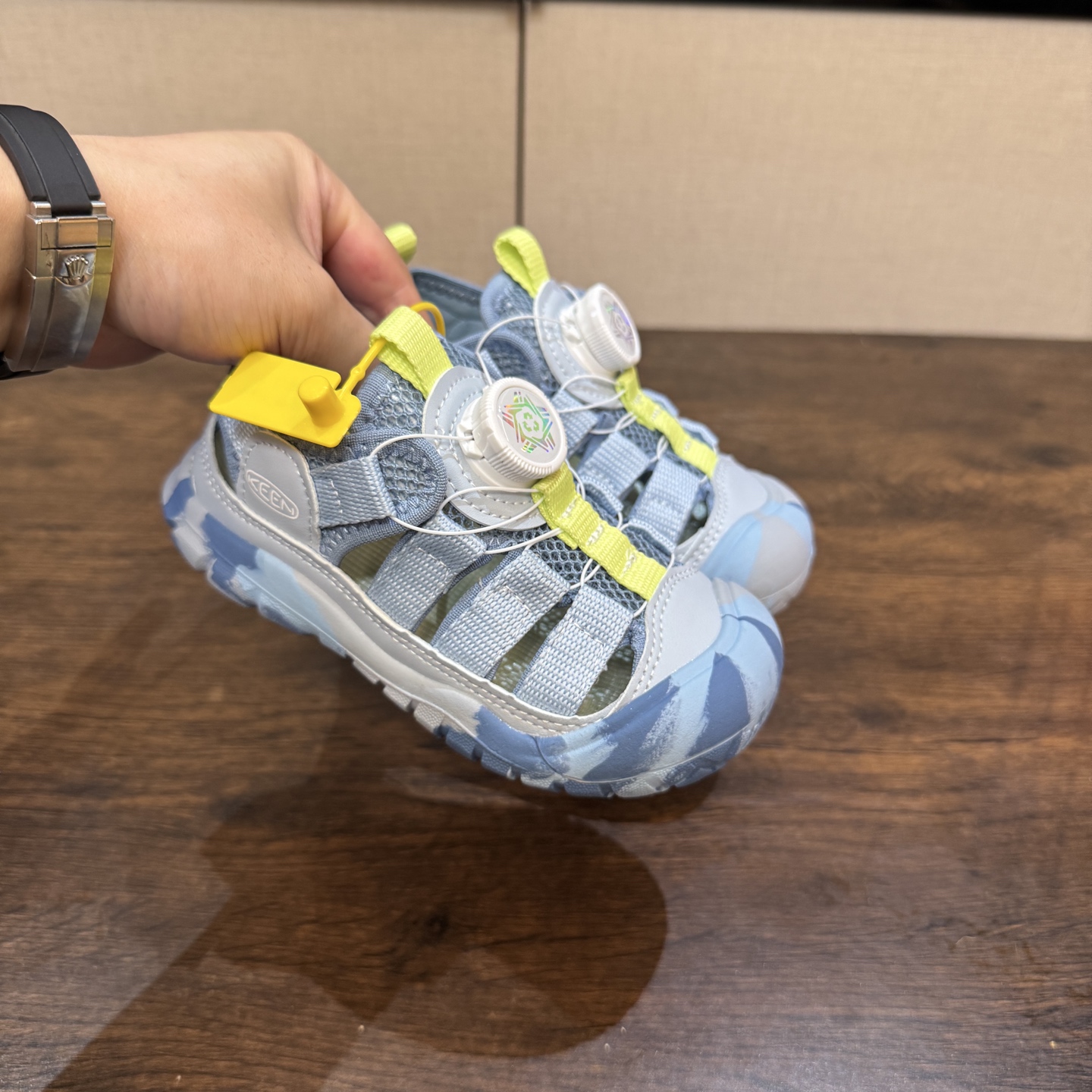 图片[7]-Keen 科恩旋转扣凉鞋26-37 锯齿纹橡胶大底抓地力强，无论是在潮湿的岩石上，还是在泥泞的小道上，都能提供稳定的支撑，确保行走安全-选品中心