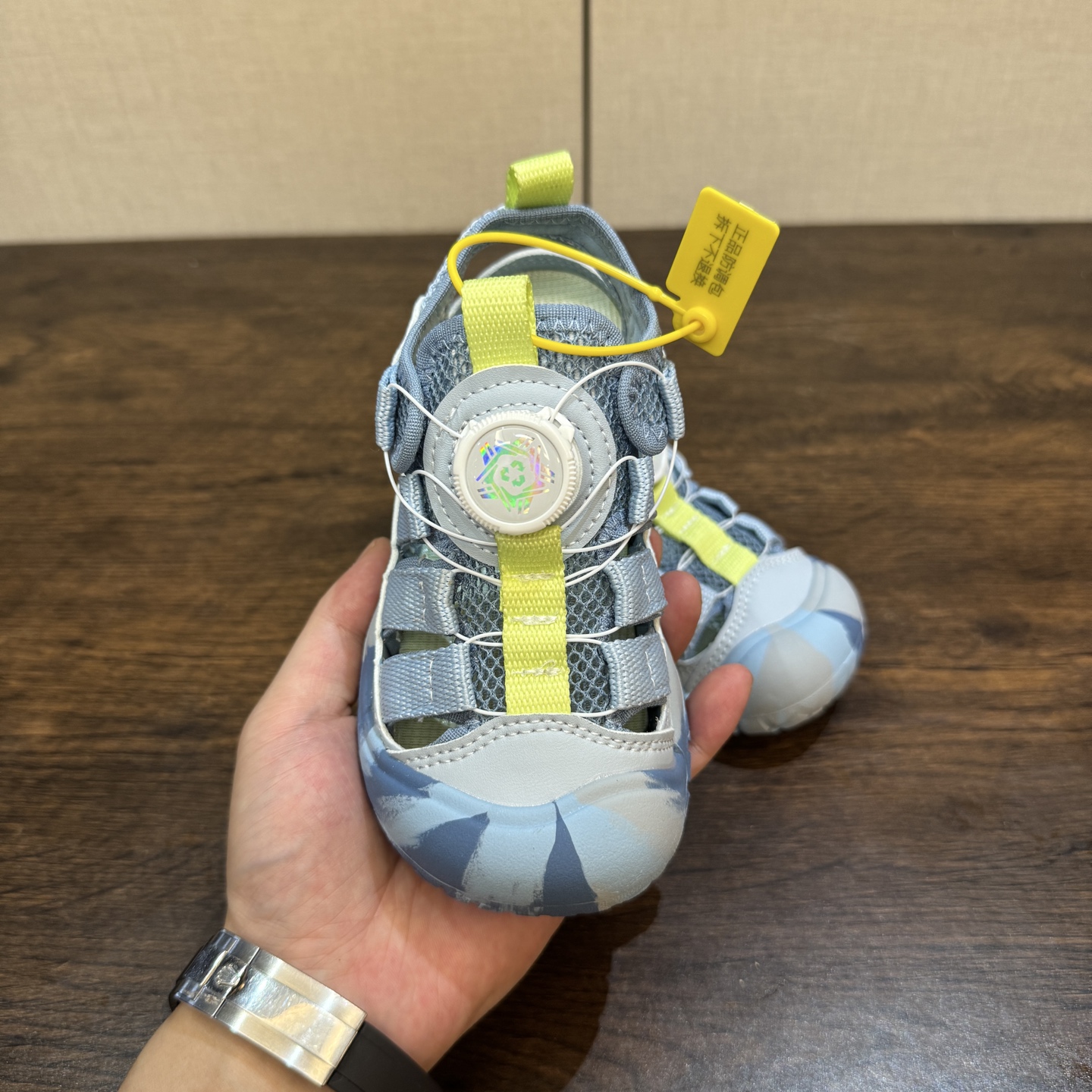 图片[5]-Keen 科恩旋转扣凉鞋26-37 锯齿纹橡胶大底抓地力强，无论是在潮湿的岩石上，还是在泥泞的小道上，都能提供稳定的支撑，确保行走安全-选品中心