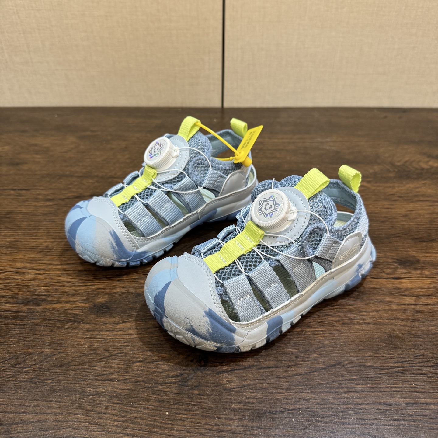 Keen 科恩旋转扣凉鞋26-37 锯齿纹橡胶大底抓地力强，无论是在潮湿的岩石上，还是在泥泞的小道上，都能提供稳定的支撑，确保行走安全-选品中心