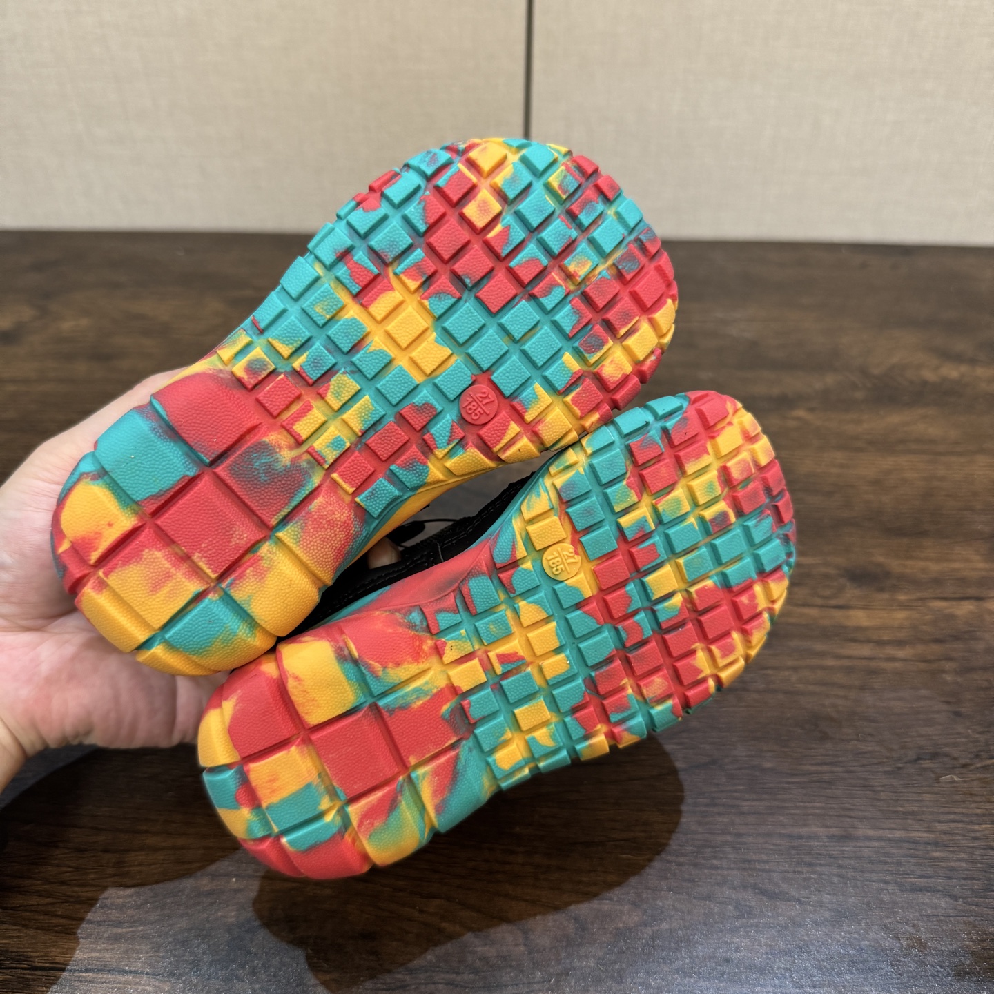 图片[8]-Keen 科恩新款童鞋26-37 (旋钮扣） 锯齿纹橡胶大底抓地力强，无论是在潮湿的岩石上，还是在泥泞的小道上，都能提供稳定的支撑，确保行走安全-选品中心