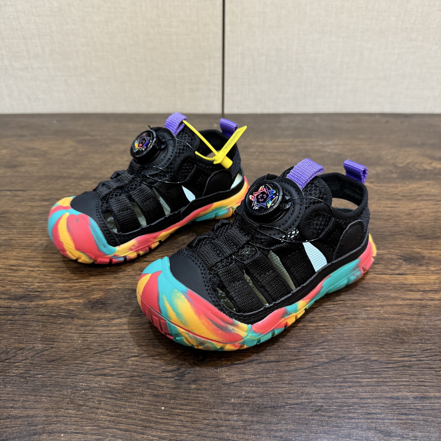 Keen 科恩新款童鞋26-37 (旋钮扣） 锯齿纹橡胶大底抓地力强，无论是在潮湿的岩石上，还是在泥泞的小道上，都能提供稳定的支撑，确保行走安全-选品中心