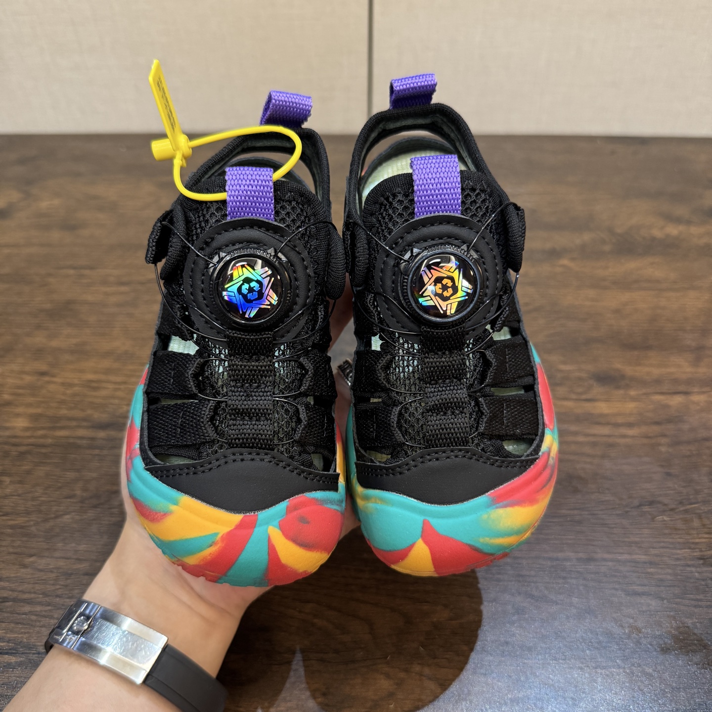 图片[9]-Keen 科恩新款童鞋26-37 (旋钮扣） 锯齿纹橡胶大底抓地力强，无论是在潮湿的岩石上，还是在泥泞的小道上，都能提供稳定的支撑，确保行走安全-选品中心