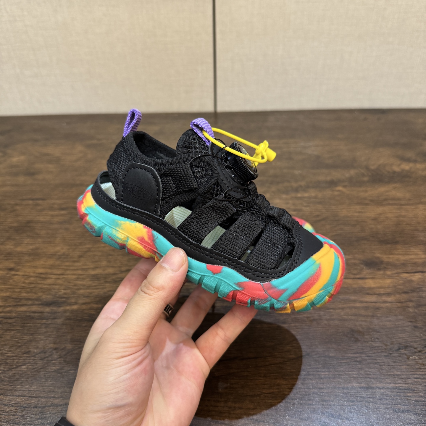 图片[4]-Keen 科恩新款童鞋26-37 (旋钮扣） 锯齿纹橡胶大底抓地力强，无论是在潮湿的岩石上，还是在泥泞的小道上，都能提供稳定的支撑，确保行走安全-选品中心