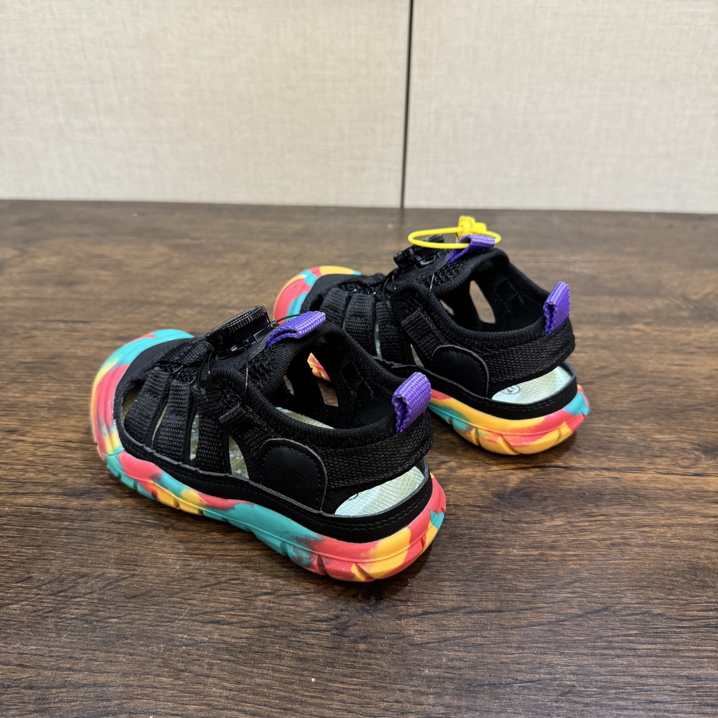 图片[3]-Keen 科恩新款童鞋26-37 (旋钮扣） 锯齿纹橡胶大底抓地力强，无论是在潮湿的岩石上，还是在泥泞的小道上，都能提供稳定的支撑，确保行走安全-选品中心