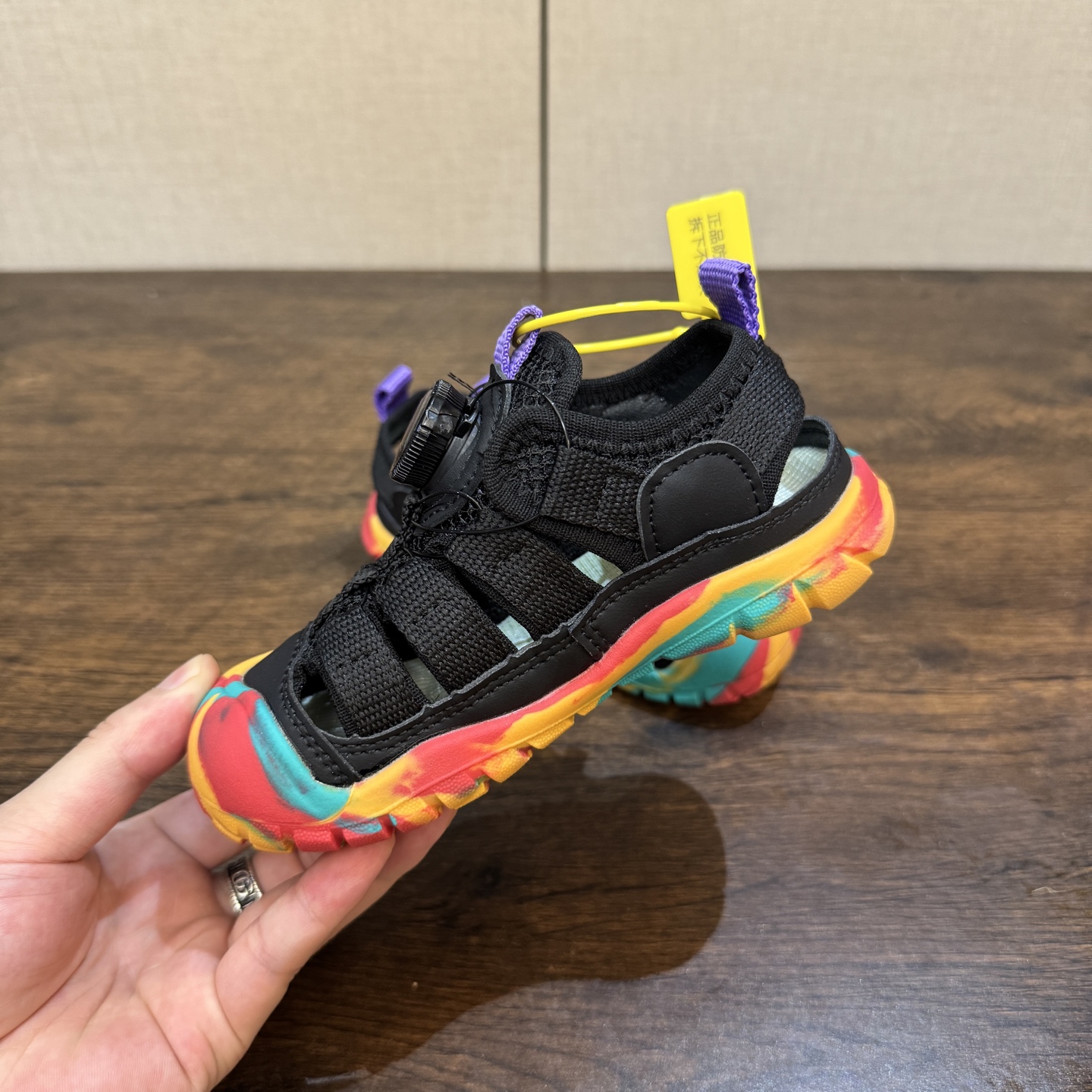 图片[6]-Keen 科恩新款童鞋26-37 (旋钮扣） 锯齿纹橡胶大底抓地力强，无论是在潮湿的岩石上，还是在泥泞的小道上，都能提供稳定的支撑，确保行走安全-选品中心