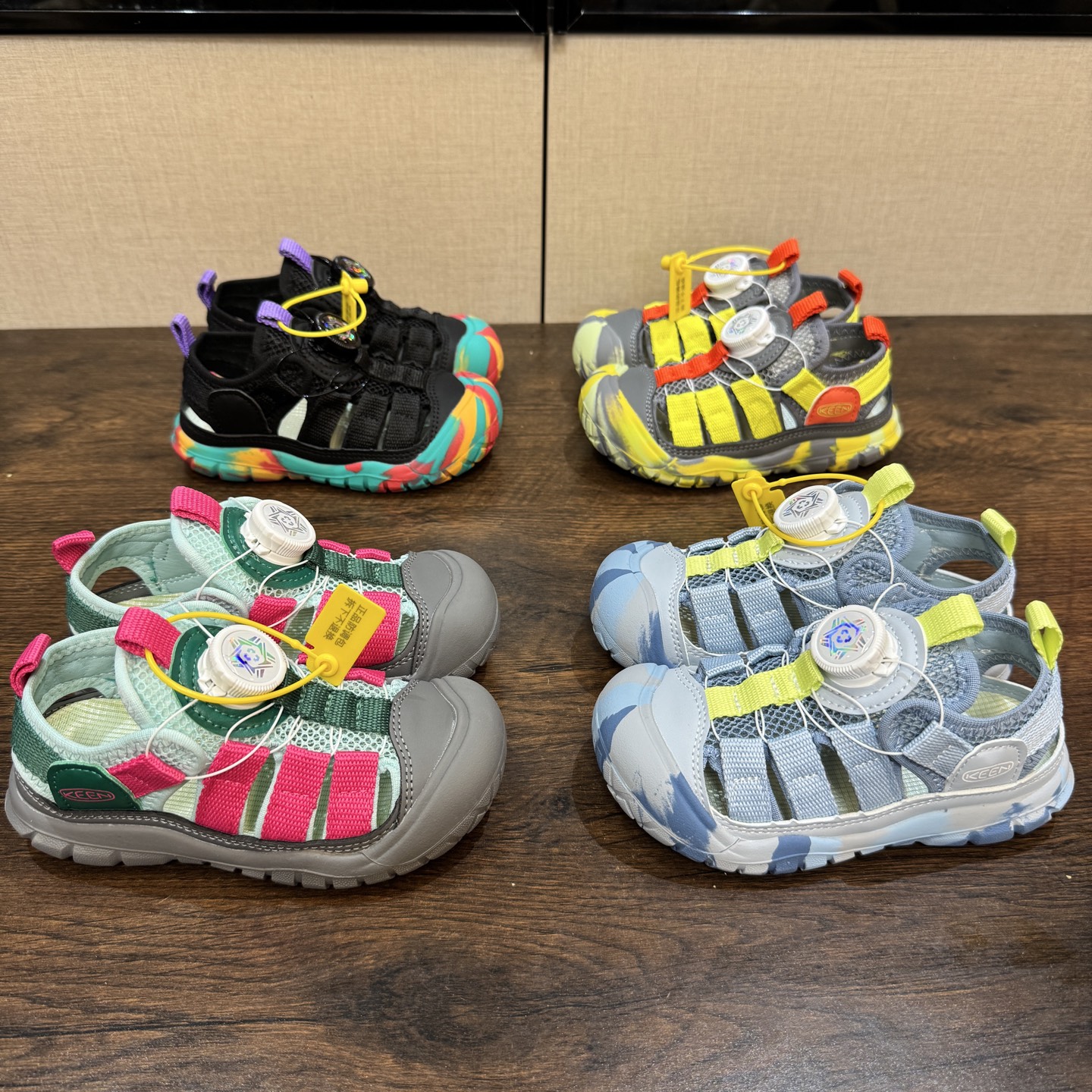 NO:337365,Keen Cohen's new children's shoes 26-37 (knob) serrated rubber outsole has strong grip, providing stable support whether on wet rocks or on muddy trails, ensuring safe walking, slippers, sandals, sandals, slippers,19860909Keen 科恩新款童鞋26-37 (旋钮扣） 锯齿纹橡胶大底抓地力强,无论是在潮湿的岩石上,还是在泥泞的小道上,都能提供稳定的支撑,确保行走安全,拖鞋，凉鞋,sandals,slippers,,Children's