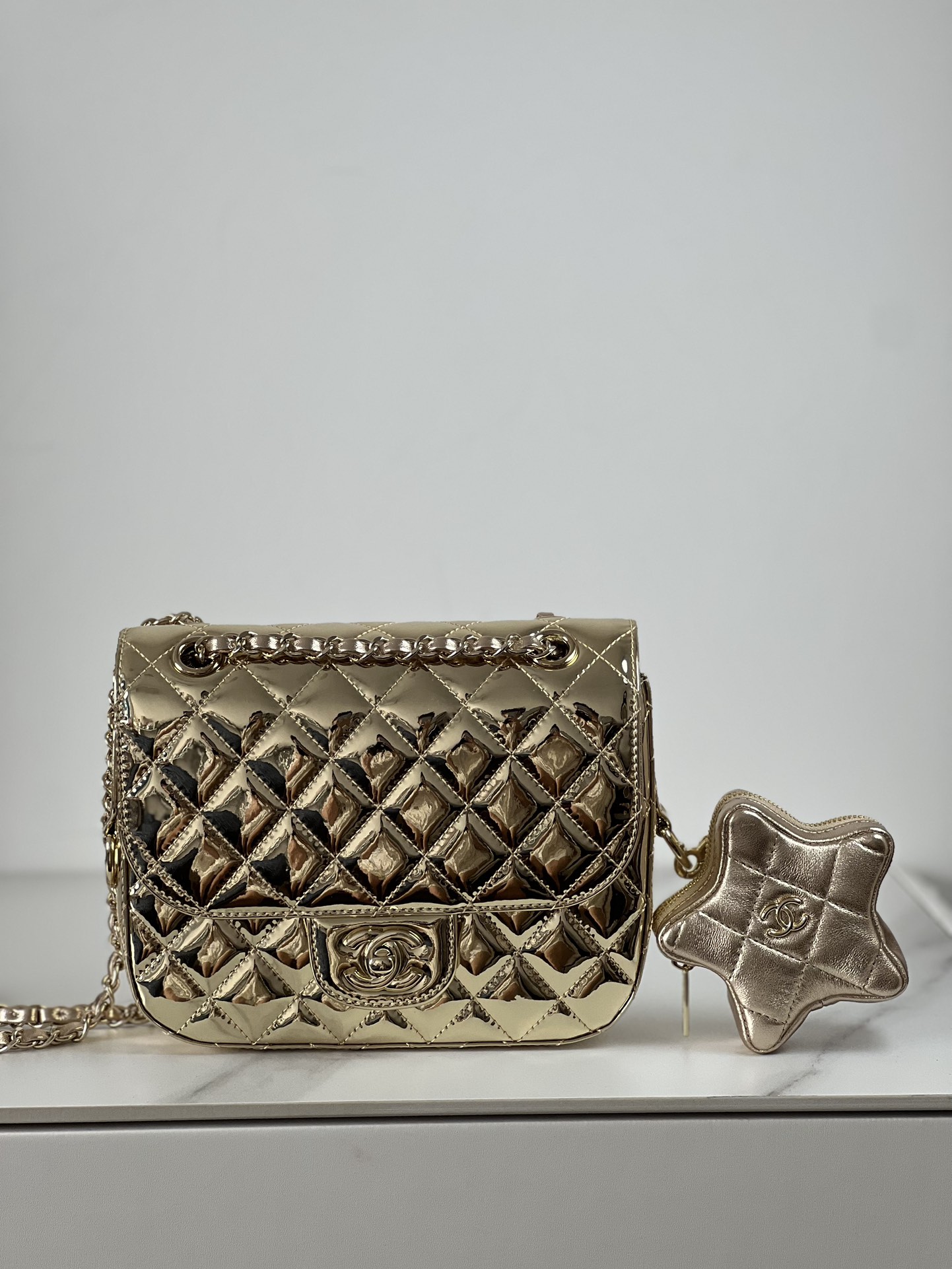 in linea
 Chanel Classic Flap Bag Borse Crossbody & Borse a Tracolla Pelle verniciata Catene