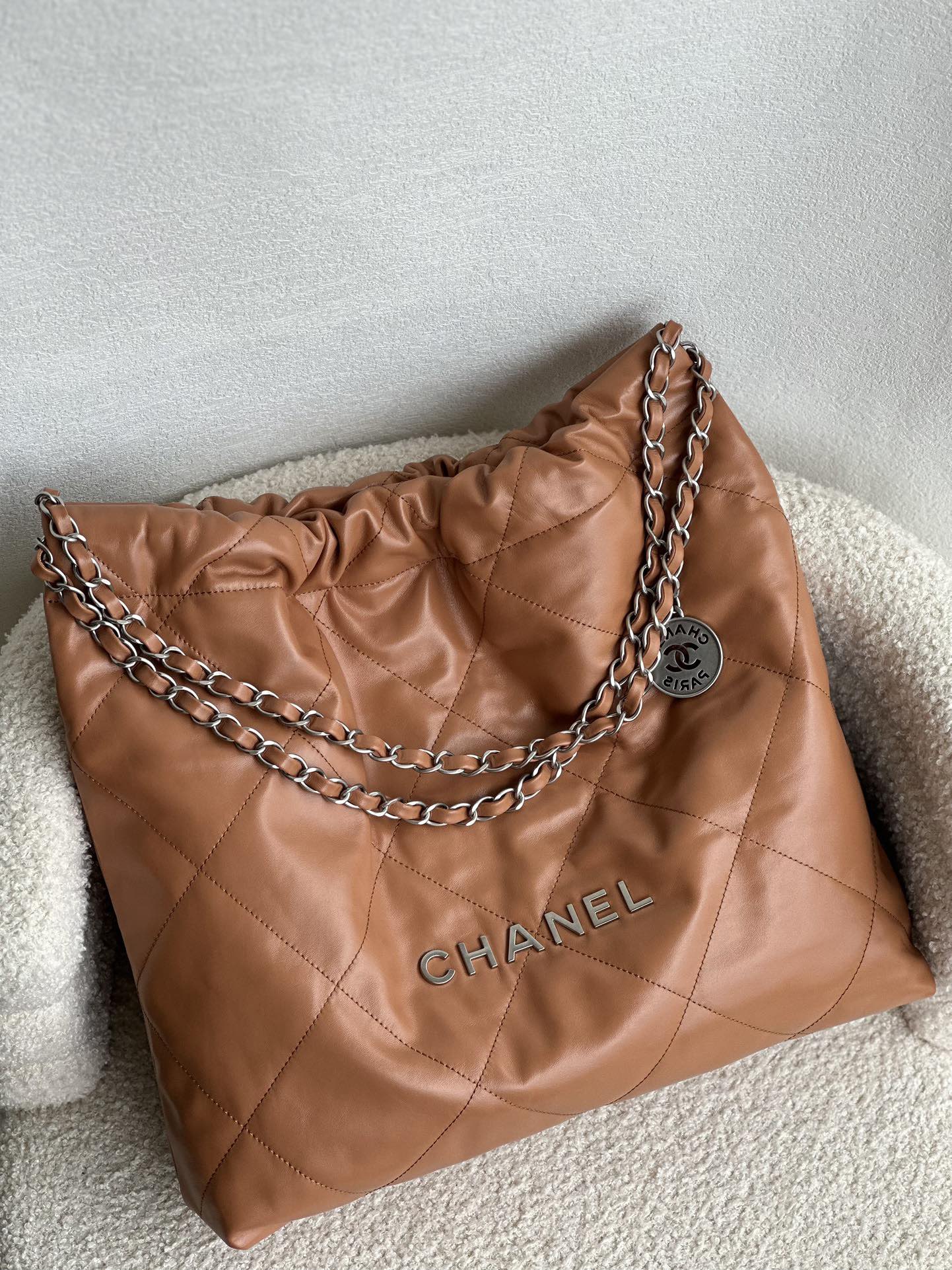 Plus de détails → 22bag Boucle argentée au caramel moyen