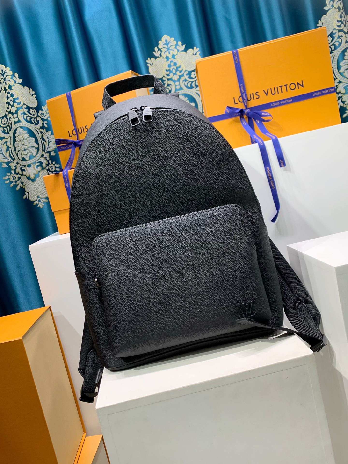 NO:575018,The top original M15259 Discovery Work Lt backpack is made of waxed cowhide leather and fabric lining to create a spacious configuration, suitable for storing daily needs. The padded compartments and patch pockets can store a 14-inch laptop and mobile phone respectively, and the zippered outer pocket with embossed LV letters provides convenient access. 42 x 19 x 32 cm (height x width x length).901981000,, louis vuitton,cowhide19860909顶级原单M15259 Discovery Work Lt双肩包以蜡面牛皮革和织物内衬塑造宽敞构型,适宜收纳日常所需.加衬隔层和贴袋可分别存放 14 寸笔记本电脑和手机,压印 LV 字母的拉链外袋实现便捷取放. 42 x 19 x 32 厘米 (高 x 宽 x 长度).901981000,,louis vuitton,cowhide,Bag