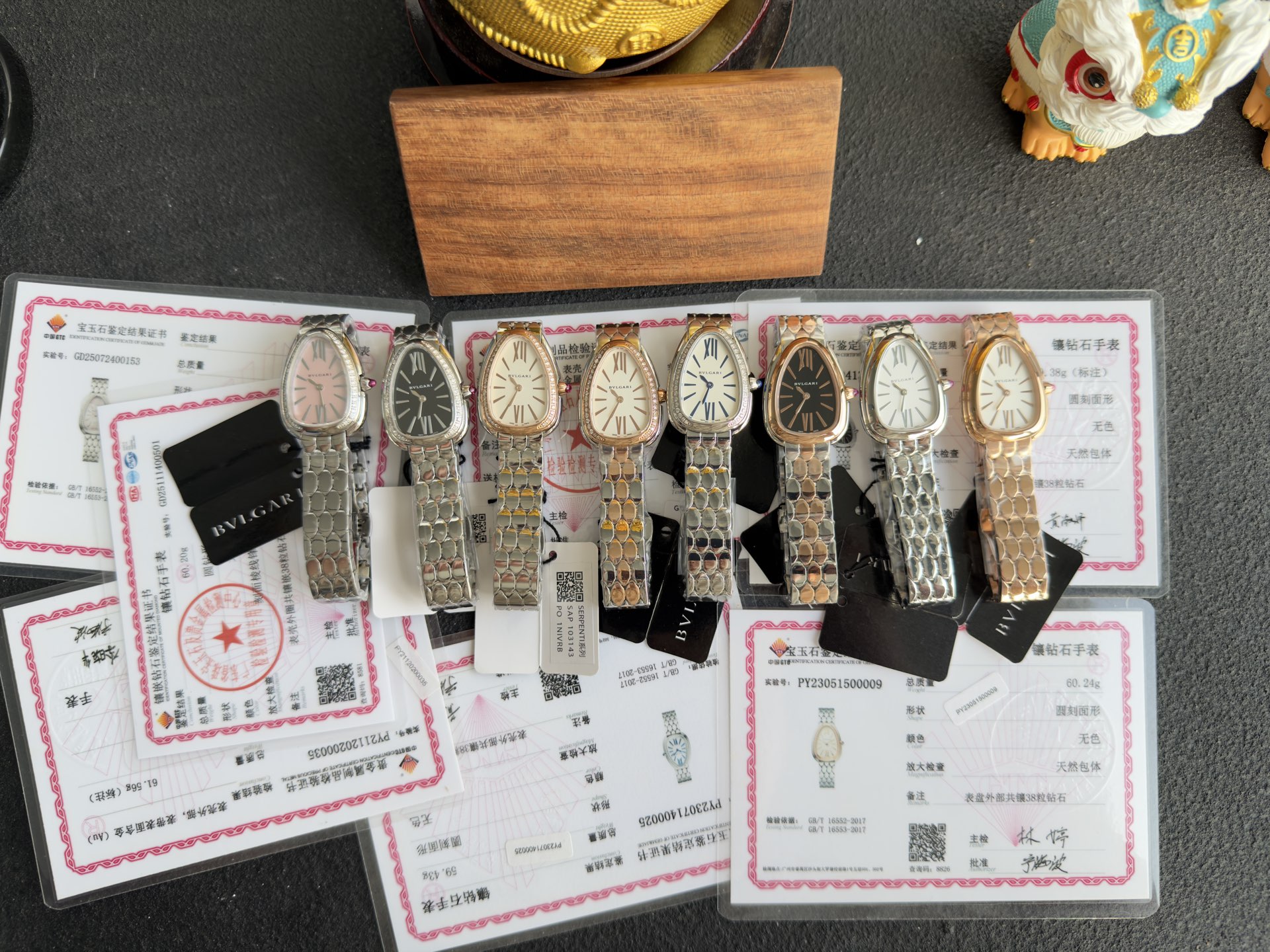 NO:725881,BVLGARI SERENTI Series Size: 33 The gilt snake shadow watch adopts the iconic drop-shaped snake head shape. The cold silver white snake head logo diamond watch is even more shining. The shape is paired with a charming snake scale bracelet. Its hexagonal pattern is derived from the scales of a spiritual snake, which is really unforgettable!  The folding clasp is comfortable, supple and flexible, vividly interpreting the various styles of contemporary women!  It uses the exclusive original Swiss quartz movement of Bulgari, opal dial material, and sapphire crystal glass. The diameter and thickness of the dial are the same as Z, showing a rare slim texture. The entire watch is made of stainless steel, and the quality is very elegant. The bar-shaped hour markers can also be read clearly. Three words can be used to describe it as great for daily use!  !  ,,bottega veneta,bvlgari,bvlgari19860909BVLGARI SERENTI 系列 尺寸:33 鎏光蛇影腕表采用标志性的水滴形蛇头造型,冷银白色蛇头Logo镶钻腕表更加闪耀,造型配上蜿蜒迷人的蛇鳞表链,其六角形图案从灵蛇的鳞片实在另人过目不忘！ 折叠式表扣,舒适而柔顺也不失灵活的感觉,生动演绎出当代女性的千面风采！ 采用专属宝格丽瑞士原版石英机芯,蛋白石表盘材质,蓝宝石水晶玻璃表镜. 表盘直径与厚度均同Z一致,呈现难得一见的纤薄质感,整块手表精钢材质,质量拉满特别优雅～棒状时标也可以清楚读时,日常用起来用三个字形容特别棒！！,,bottega veneta,bvlgari,bvlgari,Watch