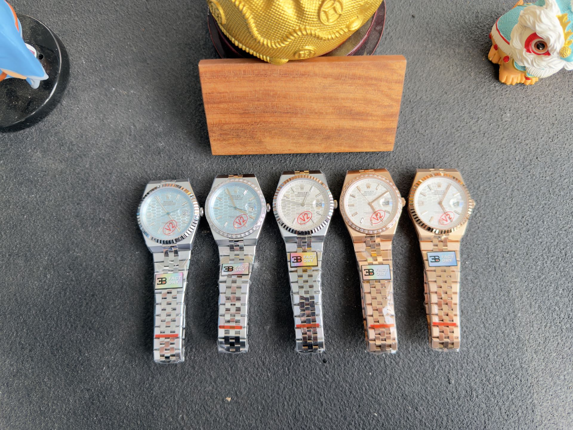 NO:725889,Bv2 Factory[Strong] True all-in-one machine 172g top weight version welcomes the new year in 2026 and reaches new heights of quality. Say goodbye to the lightness of inferior imitations. ROLEX Land-Dweller size 40mm 9.7mm 'other manufacturers on the market forcefully thicken the size version in pursuit of weight' case to version 9.4mm lug spacing and triangular grooved bezel integrated case bracelet to version 25mm17mm  Flat Jubilee slim commemorative bracelet with CNC chamfering and satin brushing. The honeycomb pattern on the dial is combined with femtosecond laser engraving and decorated with 8 Swiss ultra-long luminous nails. The movement is exclusively modified with an integrated Cal.19860909Bv2 Factory[强] 真一体机172克顶级配重版 2026年迎新年,再创品质新高度 告别粗劣仿品的轻飘飘 ROLEX Land-Dweller陆使型 尺寸40mm9.7mm“非市面其他厂家为追求重量强行加厚尺寸版本” 表壳对版9.4mm表耳间距及三角坑纹表圈一体式表壳 表链对版25mm17mm 经CNC倒角抛光及缎面拉丝工艺Flat Jubilee纤薄纪念型表链 表盘蜂巢图案配合飞秒激光雕刻并饰以8颗瑞士超长夜光钉 机芯独家改装一体Cal.自动上链机芯“非甲板”Dynapulse擒纵系统蓝色Syloxi摆轮游丝 B Factory 致力于打造追求最完美的ROLEX Land-Dweller陆使型,,bottega veneta,Watch