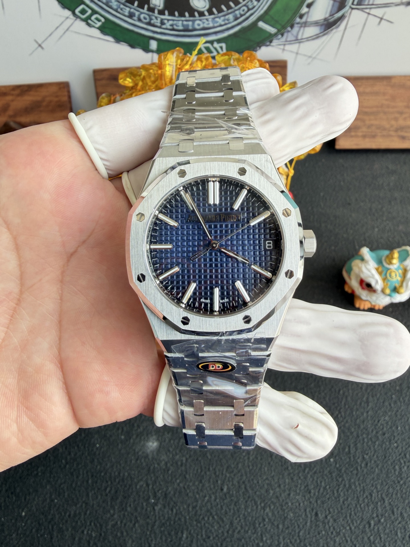 NO:725895,DDF Audemars Piguet 15510BC platinum weighted version is guaranteed not to fade or peel for one year, concentrating exquisite craftsmanship and exquisite  The ghost and ax show the distinct DNA characteristics of the royal water chestnut. [1] The Dandong Factory 4302 guide column movement is 4.9mm thick. All accessories are interchangeable with the original 1-1 replica. The Dandong Factory 4302 card-free balance wheel device movement is more stable and accurate. All finely engraved characters have the same appearance. [2] The hour and minute hands of the dial are slightly thinner, and the large second ratio is 1  5500 long and 0.5mm wide at the head, [3] Dial logo 1-1 is finely engraved with each character following the original version, A-shape with long legs and E-shape at the middle bevel on a thin horizontal line [4] Dial shading enlargement grid is uniform and three-dimensional, wafer square embossed lines are obviously consistent with the original version [5] Dial calendar window 4-axis laser engraving, upper three-dimensional and square  The lower slope is flat and clean [6] The 6-corner holes of the bezel have precise three-dimensional holes, and the imported ultra-high-gloss screws are three-dimensional and clean and super bright, and the screws fit perfectly [7] The sand lines in the dead corner of the case are obviously consistent, and the octagonal line at the bottom of the case ring is three-dimensional and coherent, and the size is accurate. [8] From thick to thin, every grain of the strap is coherent and smooth, without large or small edges, the strap is more supple and does not scratch the hand, and the light sand lines  Upright and straight, the screws are neat and super bright and will not be perforated. [9] The shell ring has a consistent sanding pattern and will not break or be thick. The light position is super bright and the sand pattern is more delicate. The hole position and the screws are smooth and precise. All accessories are interchangeable with the original version. [10] The weight of the thallium plate is the same as the original version. It has more power and will not break the chain. The AP font is more rounded. The logo1-1 is exquisitely carved.  DDF original quality boutique tasting [coffee], audemars19860909ddf爱彼15510BC白金配重版克保障1年不掉色不起皮,浓缩精湛工艺 精美绝伦 鬼斧神尽显皇家菱角分明DNA特征,【1】丹东厂4302导柱机芯4.9mm厚度,所有配件与原版1-1复刻可互换丹东厂4302无卡度摆轮装置机芯更稳定更精准,精雕刻字所有外观一致.【2】对版表针时针分针偏细,大秒比15500长0.5mm头部宽,【3】表盘logo1-1精雕雕刻每个字跟足原版,A字带长脚E字中间斜角在细横线【4】表盘底纹放大网格均匀立体,威化方格压纹线条明显与原版一致【5】表盘日历窗口4轴激光精雕而成上方立体方正 下方斜面平整干净【6】表圈6角孔位立体孔位线条精准,进口超高光螺丝立体整洁超光亮,螺丝严丝合缝【7】表壳猪嘴死角位砂纹线条明显一致,壳圈底八角线线条立体明显连贯,尺寸精准,【8】表带由厚到薄每一粒都连贯流畅不会大小粒或大小边,表带更柔顺不刮手,光位砂位线条笔直立体,螺丝整洁超光亮不会穿孔【9】壳圈带拉砂砂纹一致不会断纹不会粗细,光位超光亮,砂纹更细腻,孔位与螺丝顺畅精准严丝合缝无偏差,所有配件均可与原版互换,【10】铊片重量与原版一致重量,动力更足,不会断链,AP字体更圆润,logo1-1精雕雕刻而成精美绝伦 DDF原版品质 精品品鉴[咖啡],,audemars,Watch