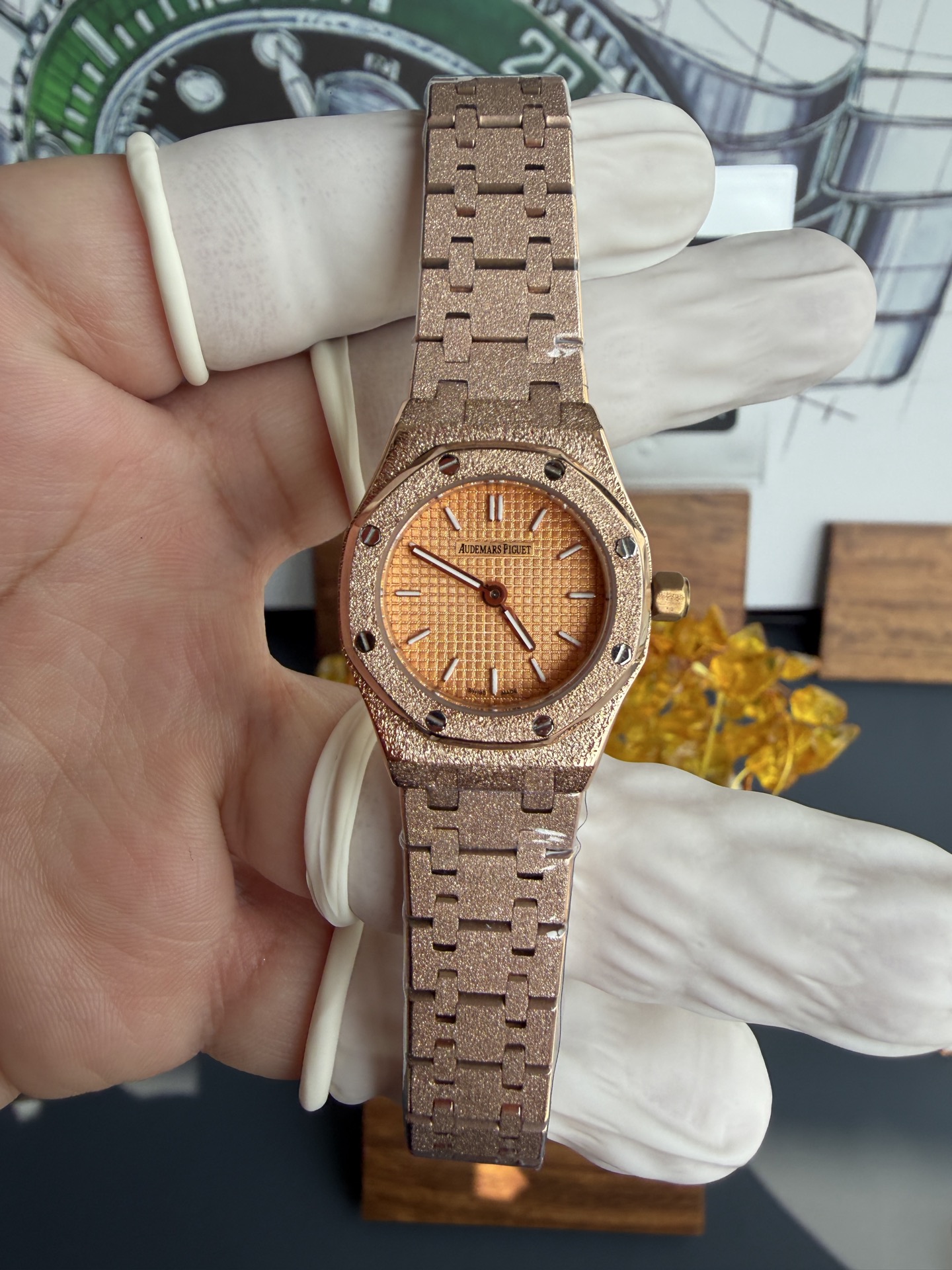 NO:741862,A Audemars Piguet’s Royal Oak has recently launched a 23mm mini quartz women’s watch. Audemars Piguet interprets the modern Royal Oak mini frosted gold quartz watch in three precious metals: gold, rose gold and platinum. Not only that, the case, bezel and bracelet of the watch are also joined by jewelry designer Carolina  Bucci collaborated with Audemars Piguet a few years ago (2016 to be precise) to create an exclusive frost gold process. Generally speaking, this process uses diamond tools to hammer out tiny dents on the surface of K gold. When the number of dents increases, the entire watch will look like it is studded with diamonds.,,audemars,gold19860909A爱彼皇家橡树最新推出23mm迷你款石英女表. 爱彼分别以黄金、玫瑰金与白金等三种贵金属分别诠释现代的皇家橡树迷你霜金石英表,不止如此,手表的表壳、表圈与链带还加入珠宝设计师Carolina Bucci几年前（切确来说是2016年）与爱彼合作催生的独家霜金工艺,大致而言这种工艺是用钻石工具在K金表面锤击出细微凹痕,等到凹痕数量一多,手表整体看起来就像外观镶满钻石般闪闪动人.,,audemars,gold,Watch