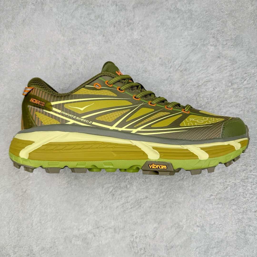 图片[6]-＃福利特价 HOKA ONE ONE Mafate Speed 2Low 玛法特2代系列低帮轻量户外越野休闲运动慢跑鞋 HOKA ONE ONE 最近推出了一个胶囊系列 Origin Story 这个系列里的 Mafate Speed 2 可以说让我日思夜想有一阵子了 最近终于拔草 让我来分享一下这双也是上脚赞到爆的越野跑鞋吧 以阿尔卑斯山脉作为主题将亮黄色与蓝色调覆盖在这经典轮廓之上 配色的呈现效果相当亮眼 以至于很多人买这个配色是用来日常搭配的 鞋面采用超轻的无缝架构 轻薄的TPU贴在透气的鞋面材料上 减轻重量同时也保证了支撑性 鞋底则采用滚动平衡技术 引导跑者回归自然步态 祖传的神奇EVA材质中底依旧是一如既往地表现优秀 能提供充足的缓震 作为HOKA家的越野跑鞋 VIBRAM 橡胶大底也是必不可少的 即便在复杂湿滑的地形 依旧能有良好的抓地力及稳定性 鞋带采用了弹性不易松脱的扁宽弹性鞋带 前掌与中掌部分也进行了加宽 也更加适合亚洲人的脚型 是一款十分全面且足够强悍的户外硬核越野鞋 而这双极其亮眼的越野跑鞋恰好又是在江山一百中参赛的UTMB冠军 Ludovic POMMERET 夺冠时穿着的战靴 这就让它变得更加有吸引力了 用来日常搭配的话短裤是基本不挑 长裤我个人推荐阔腿裤 工装裤以及各种长筒牛仔裤都可以 尺码：36 36.5 37.5 38 38.5 39 40 40.5 41 42 42.5 43 44 45-选品中心