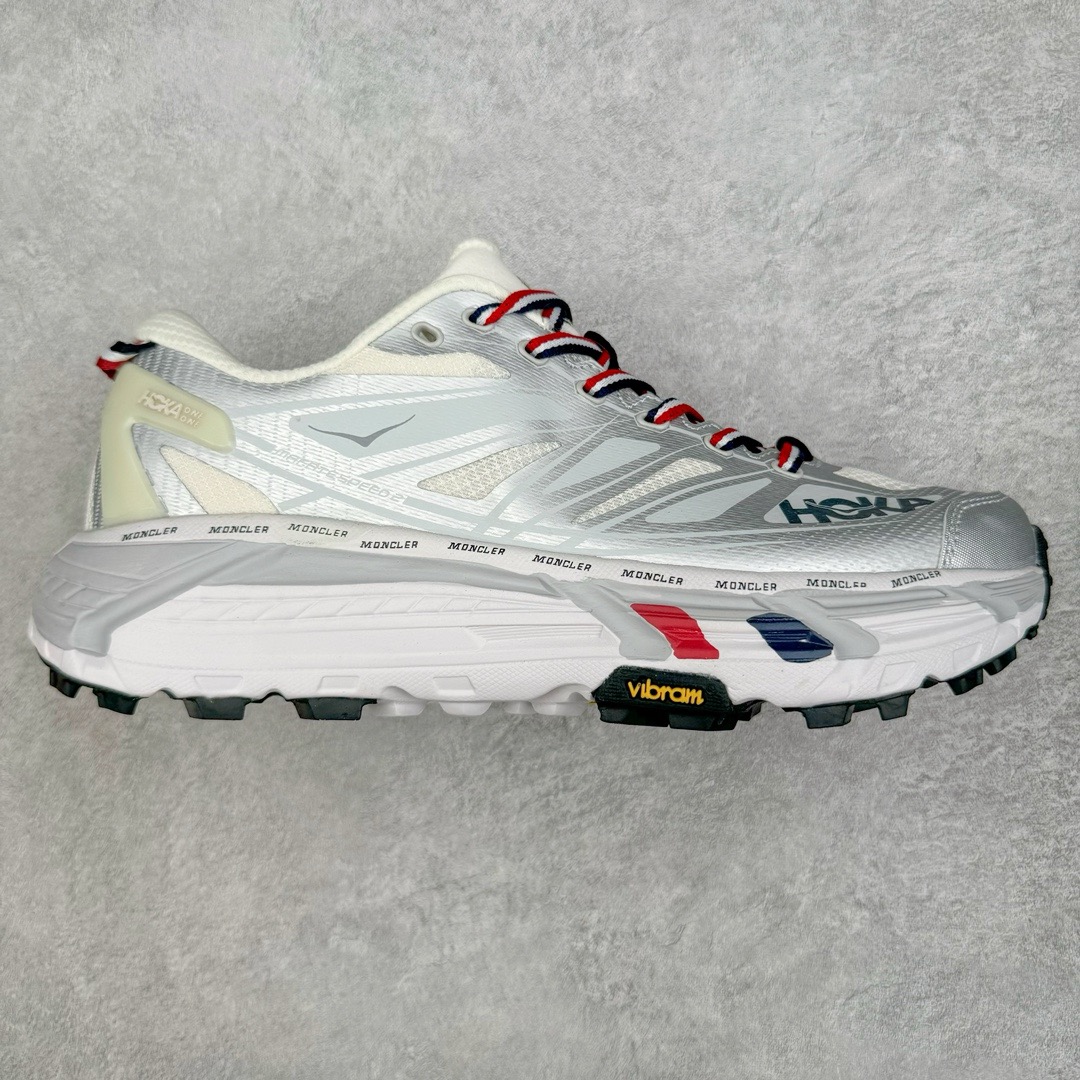 图片[11]-＃福利特价 HOKA ONE ONE Mafate Speed 2Low 玛法特2代系列低帮轻量户外越野休闲运动慢跑鞋 HOKA ONE ONE 最近推出了一个胶囊系列 Origin Story 这个系列里的 Mafate Speed 2 可以说让我日思夜想有一阵子了 最近终于拔草 让我来分享一下这双也是上脚赞到爆的越野跑鞋吧 以阿尔卑斯山脉作为主题将亮黄色与蓝色调覆盖在这经典轮廓之上 配色的呈现效果相当亮眼 以至于很多人买这个配色是用来日常搭配的 鞋面采用超轻的无缝架构 轻薄的TPU贴在透气的鞋面材料上 减轻重量同时也保证了支撑性 鞋底则采用滚动平衡技术 引导跑者回归自然步态 祖传的神奇EVA材质中底依旧是一如既往地表现优秀 能提供充足的缓震 作为HOKA家的越野跑鞋 VIBRAM 橡胶大底也是必不可少的 即便在复杂湿滑的地形 依旧能有良好的抓地力及稳定性 鞋带采用了弹性不易松脱的扁宽弹性鞋带 前掌与中掌部分也进行了加宽 也更加适合亚洲人的脚型 是一款十分全面且足够强悍的户外硬核越野鞋 而这双极其亮眼的越野跑鞋恰好又是在江山一百中参赛的UTMB冠军 Ludovic POMMERET 夺冠时穿着的战靴 这就让它变得更加有吸引力了 用来日常搭配的话短裤是基本不挑 长裤我个人推荐阔腿裤 工装裤以及各种长筒牛仔裤都可以 尺码：36 36.5 37.5 38 38.5 39 40 40.5 41 42 42.5 43 44 45-选品中心